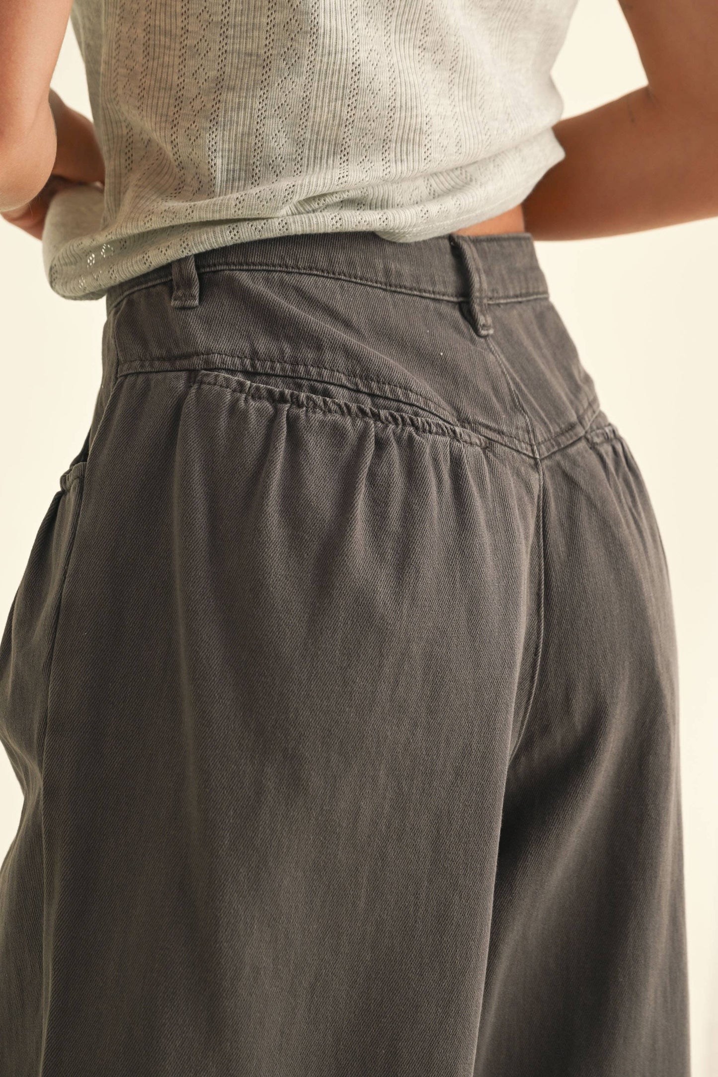 P4093 LOOSE FIT PLEATED WAIST COTTON PANTS: Beige