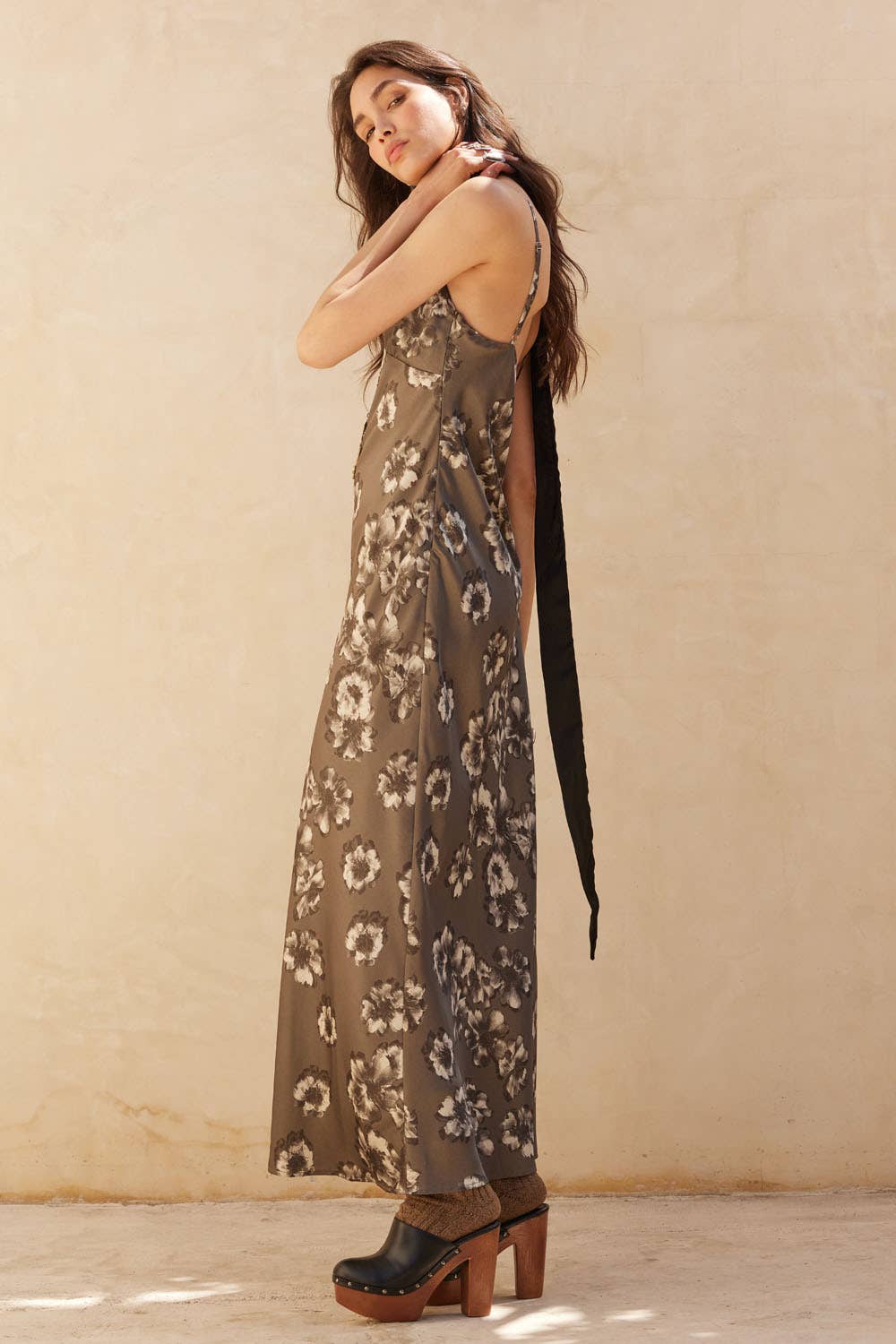 Floral-Print Bias-Cut Satin Column Maxi Dress: STONE / UDC0623