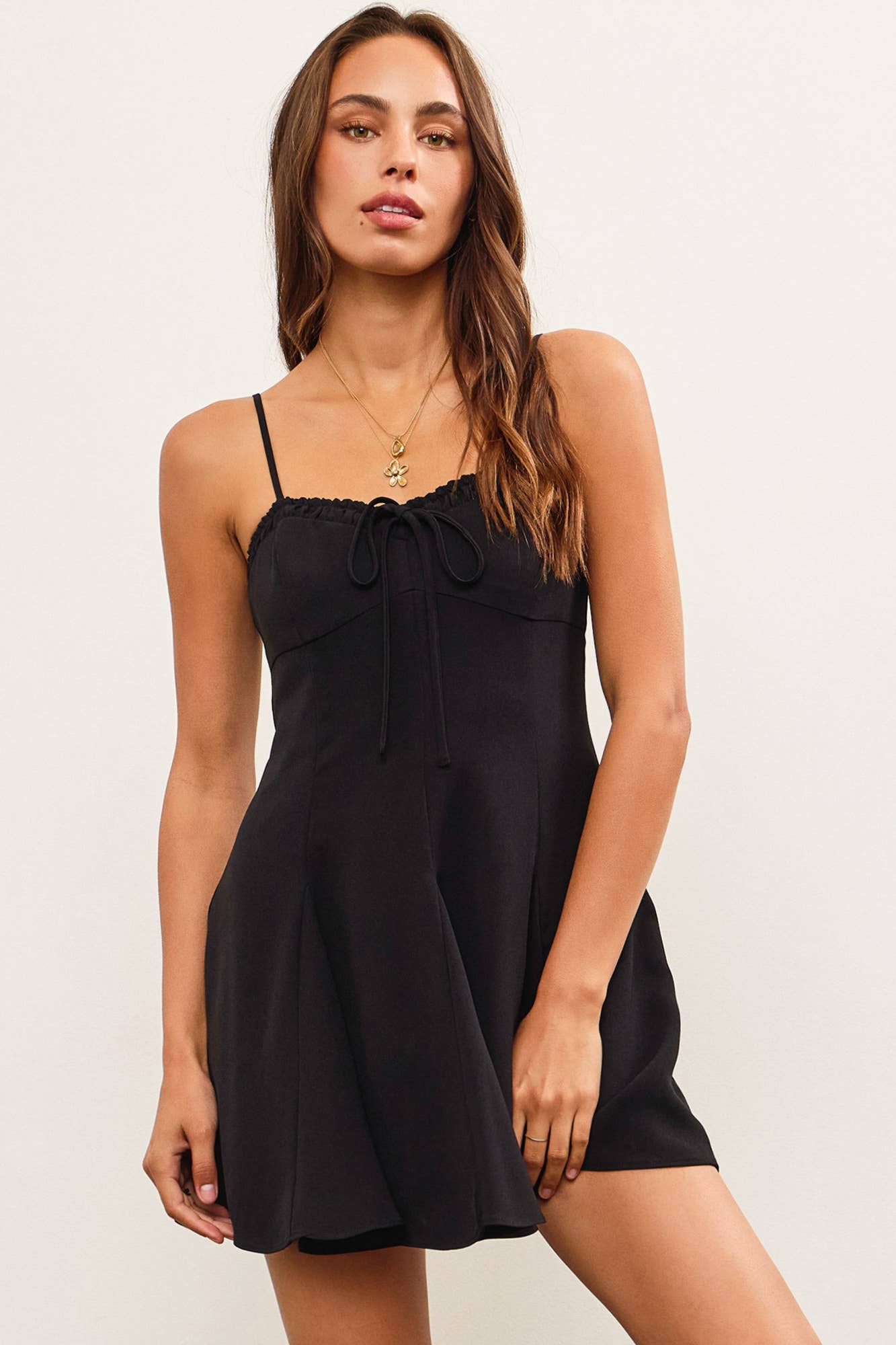 TIE FRONT SHIRRING FLARE CAMI DRESS: Black / C50086