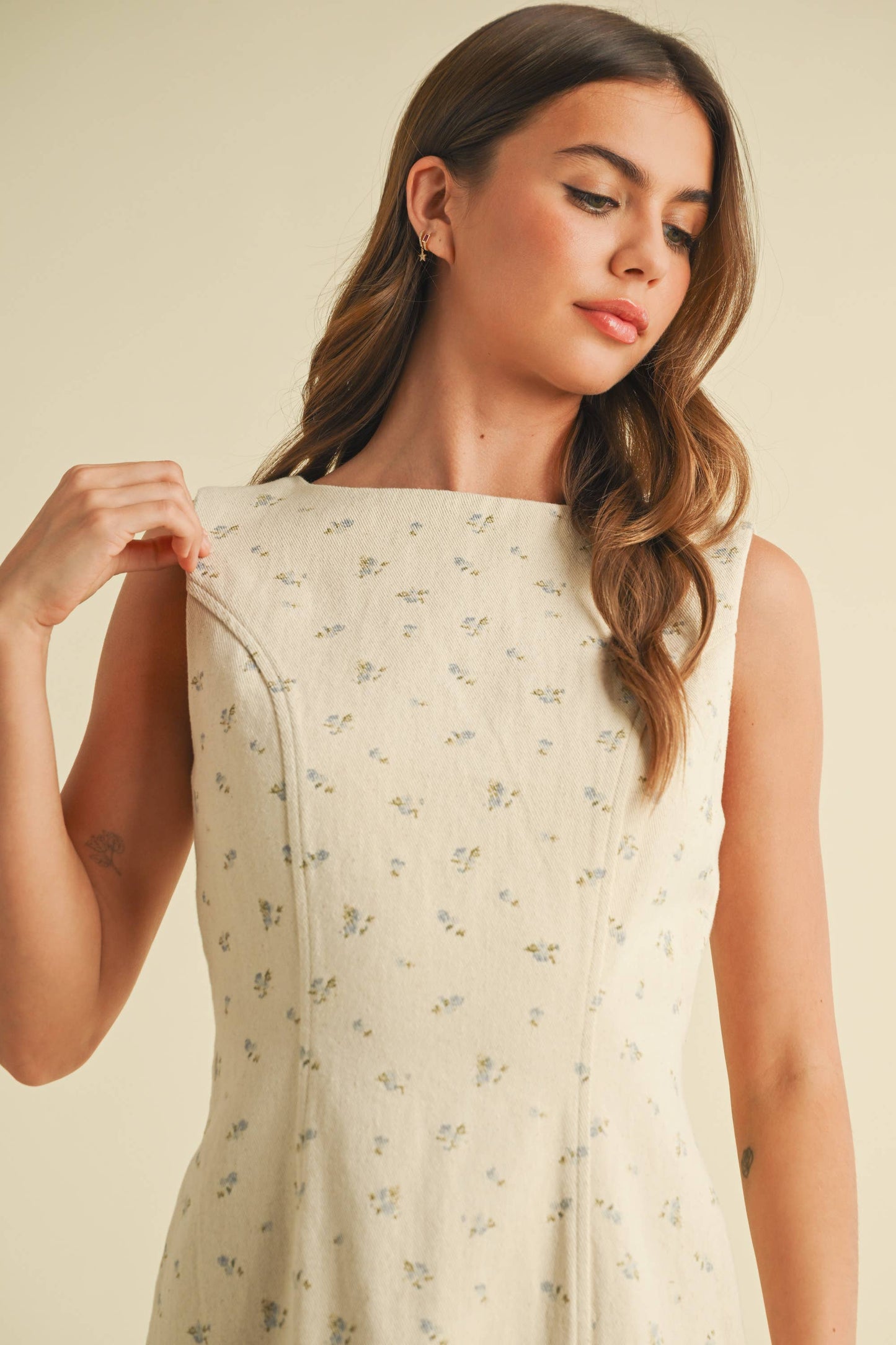 ID9329 DITSY FLORAL PRINTED DENIM SLEEVELESS MINI DRESS: NATURAL