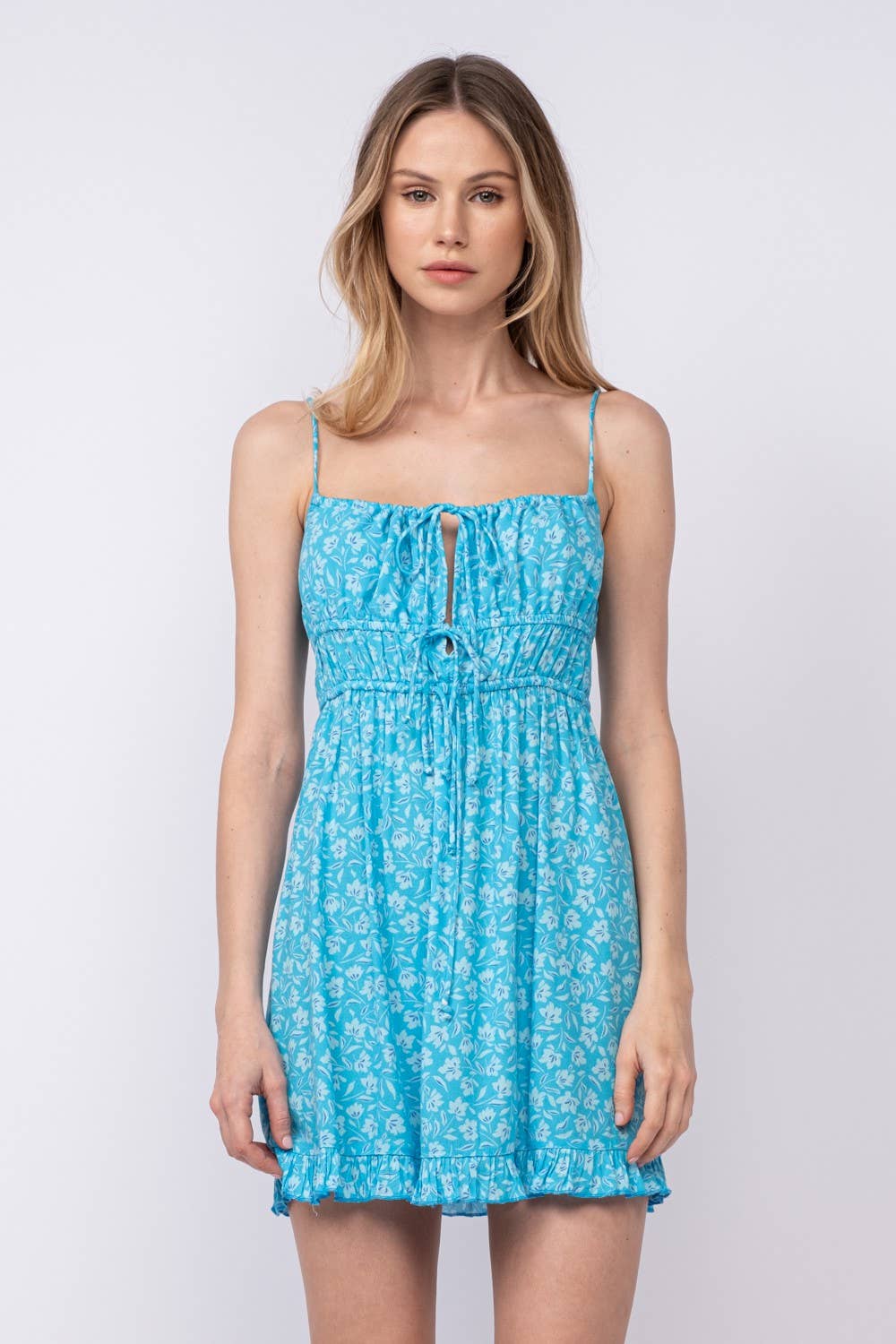 FRONT DOUBLE-TIE STRAP RUFFLE TRIM MINI DRESS: Green Fact / SM-D20405A