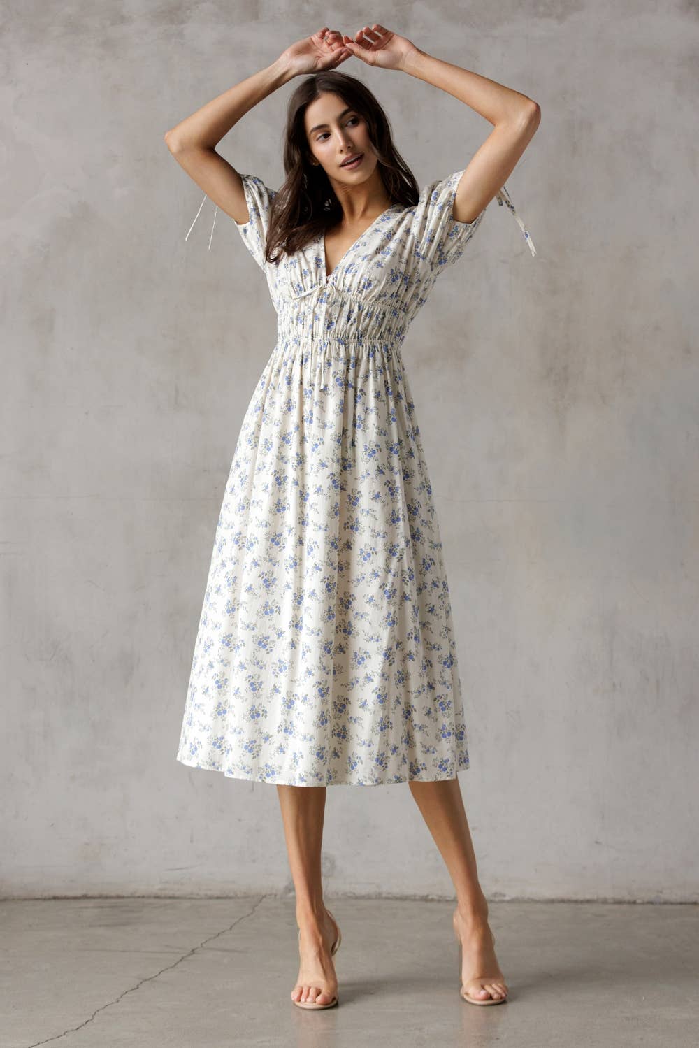 JD7575-IVORY BLUE FLORAL MIDI DRESS: IVORY/BLUE FL