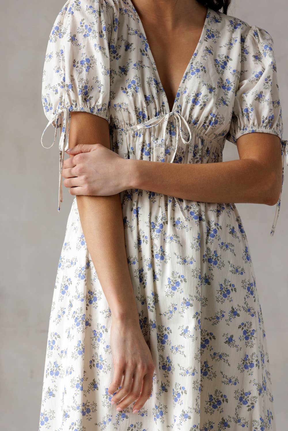 JD7575-IVORY BLUE FLORAL MIDI DRESS: IVORY/BLUE FL