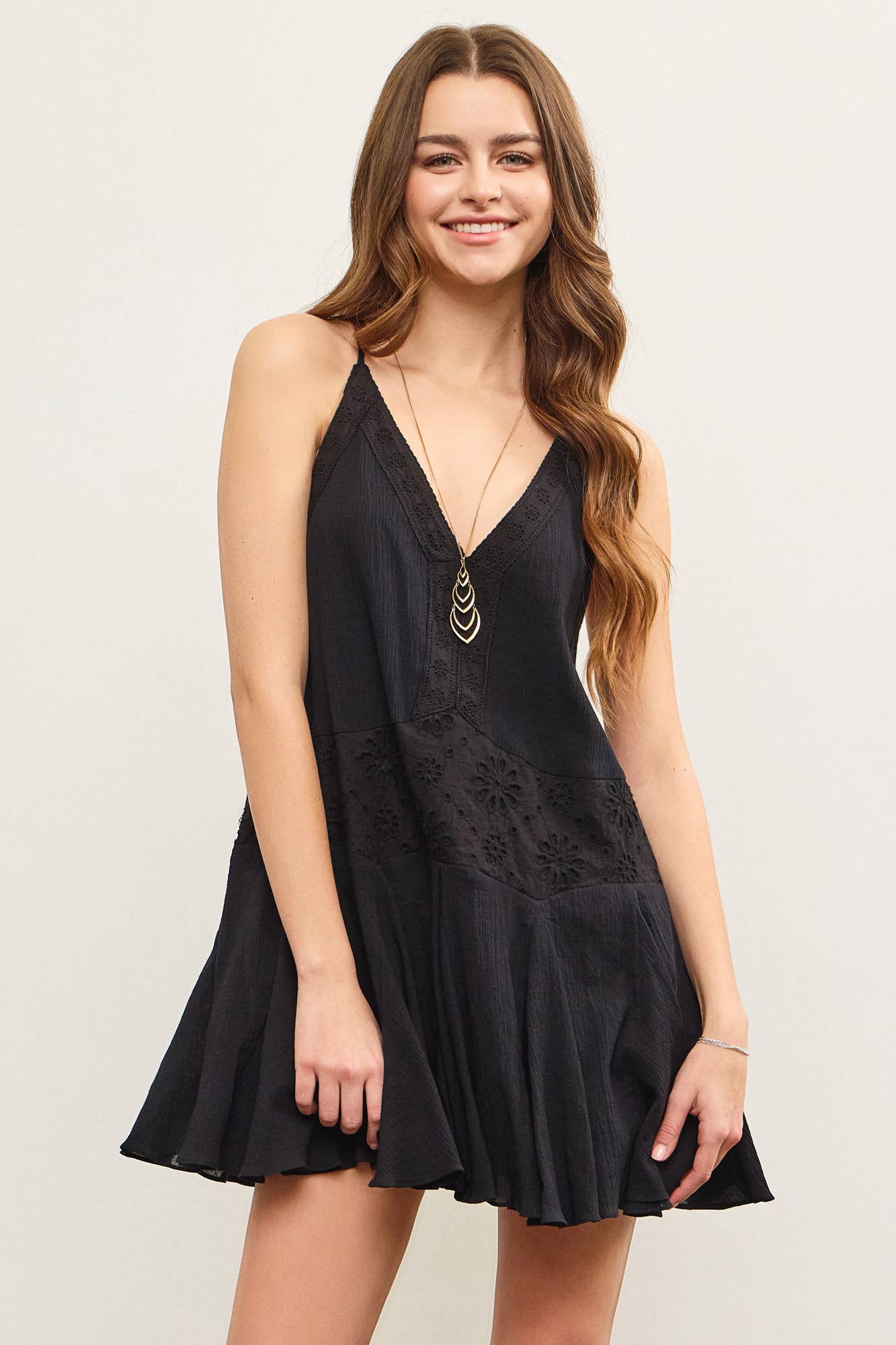 EYELET LACE V NECK OPEN PLEATS HEM CAMI DRESS: White / S22899
