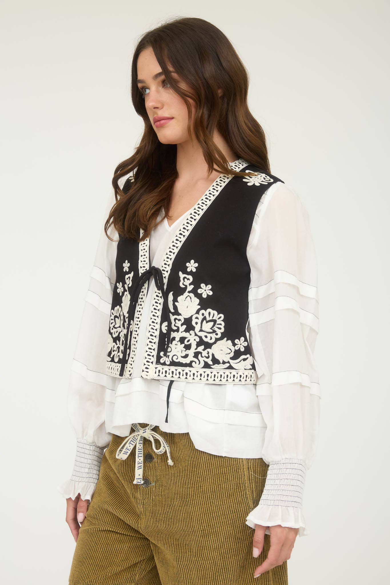 EMBROIDERY DETAIL FRONT TIE SLEEVELESS VEST: ECRU B5SJ1011
