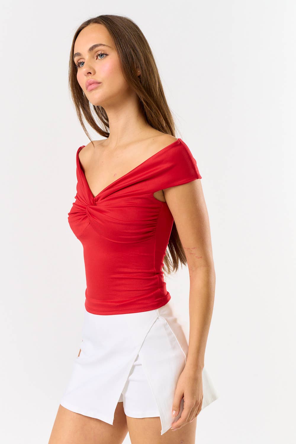BT20176 TWIST-FRONT OFF SHOULDER CROP TOP : Off-White