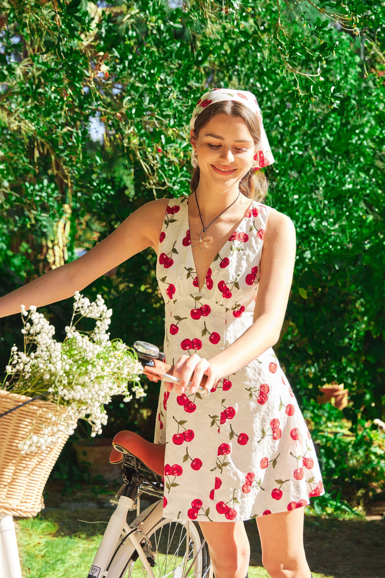 DEEP V NECK PRINTED SLEEVELESS DRESS: CHERRY / S25043UGG