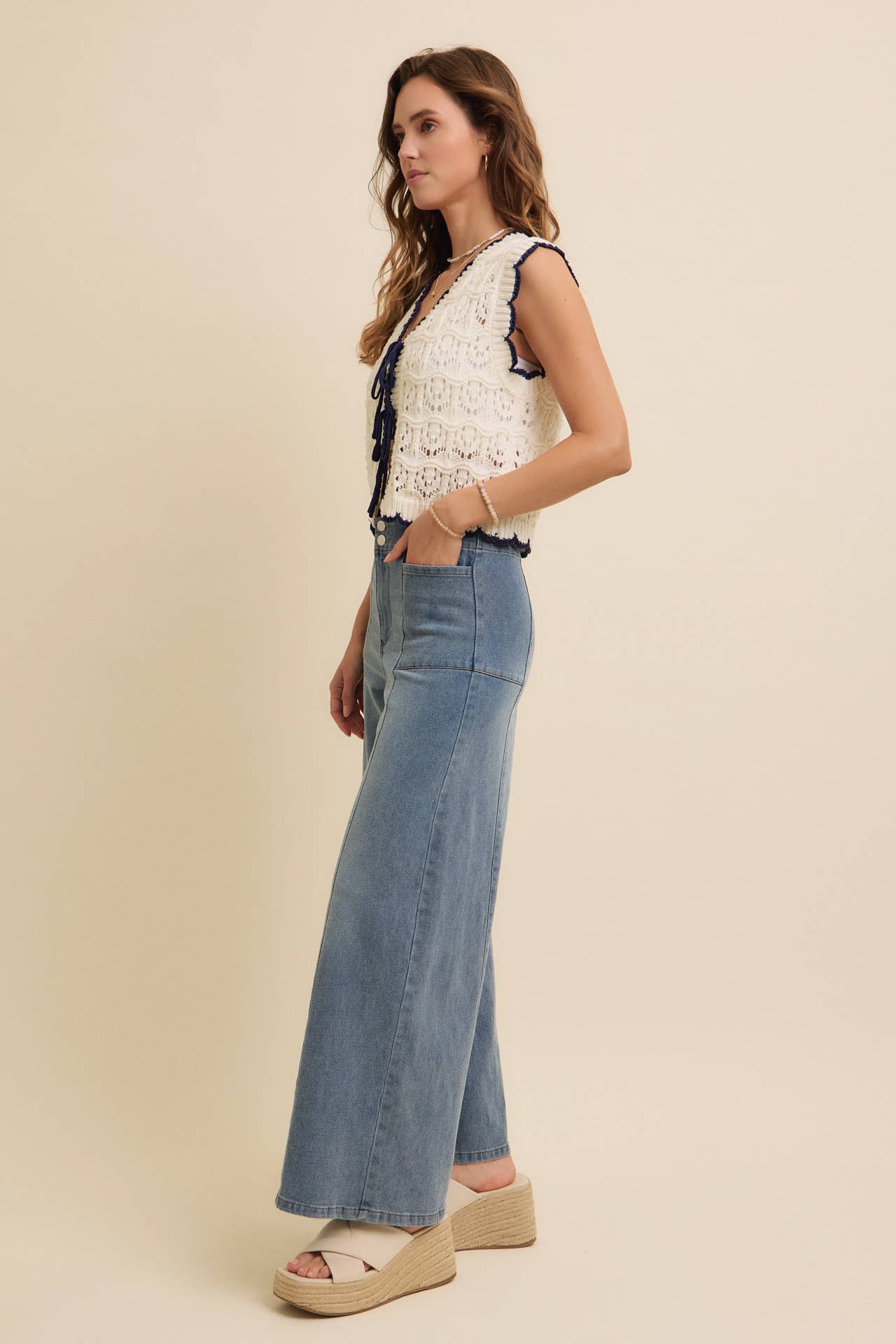 CROCHET SWEATER VEST WITH SCALLOP AND BOW DETAILS: NATURAL/BLACK / 1719SW