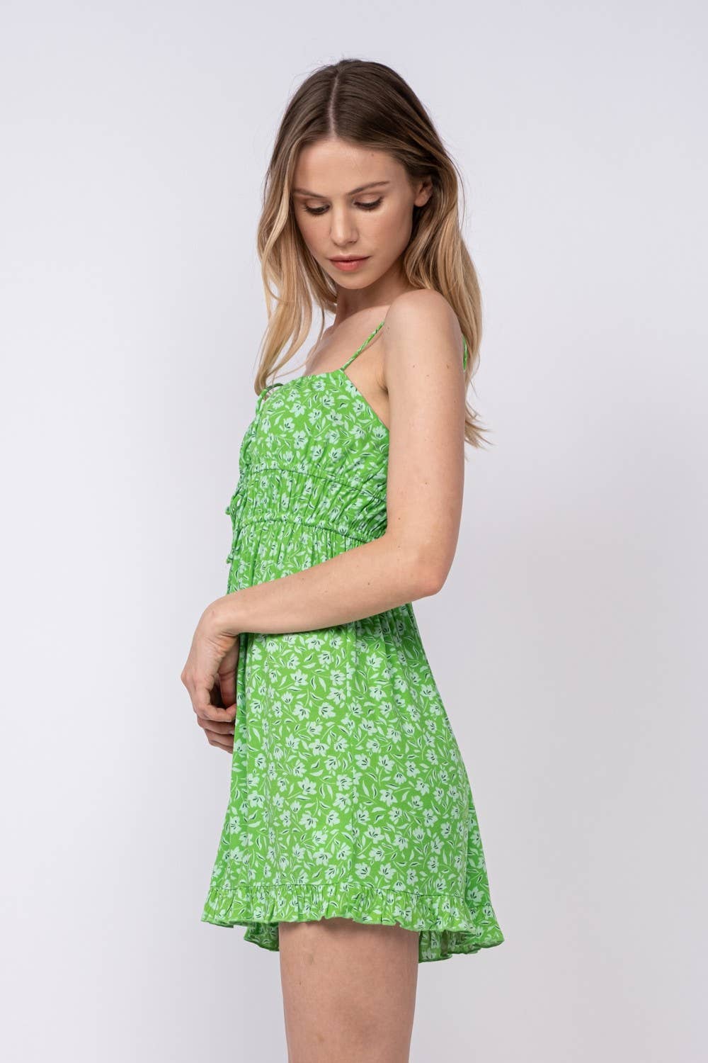 FRONT DOUBLE-TIE STRAP RUFFLE TRIM MINI DRESS: Green Fact / SM-D20405A