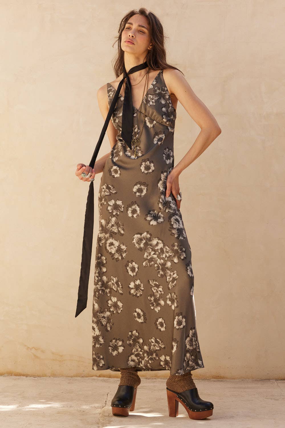 Floral-Print Bias-Cut Satin Column Maxi Dress: STONE / UDC0623