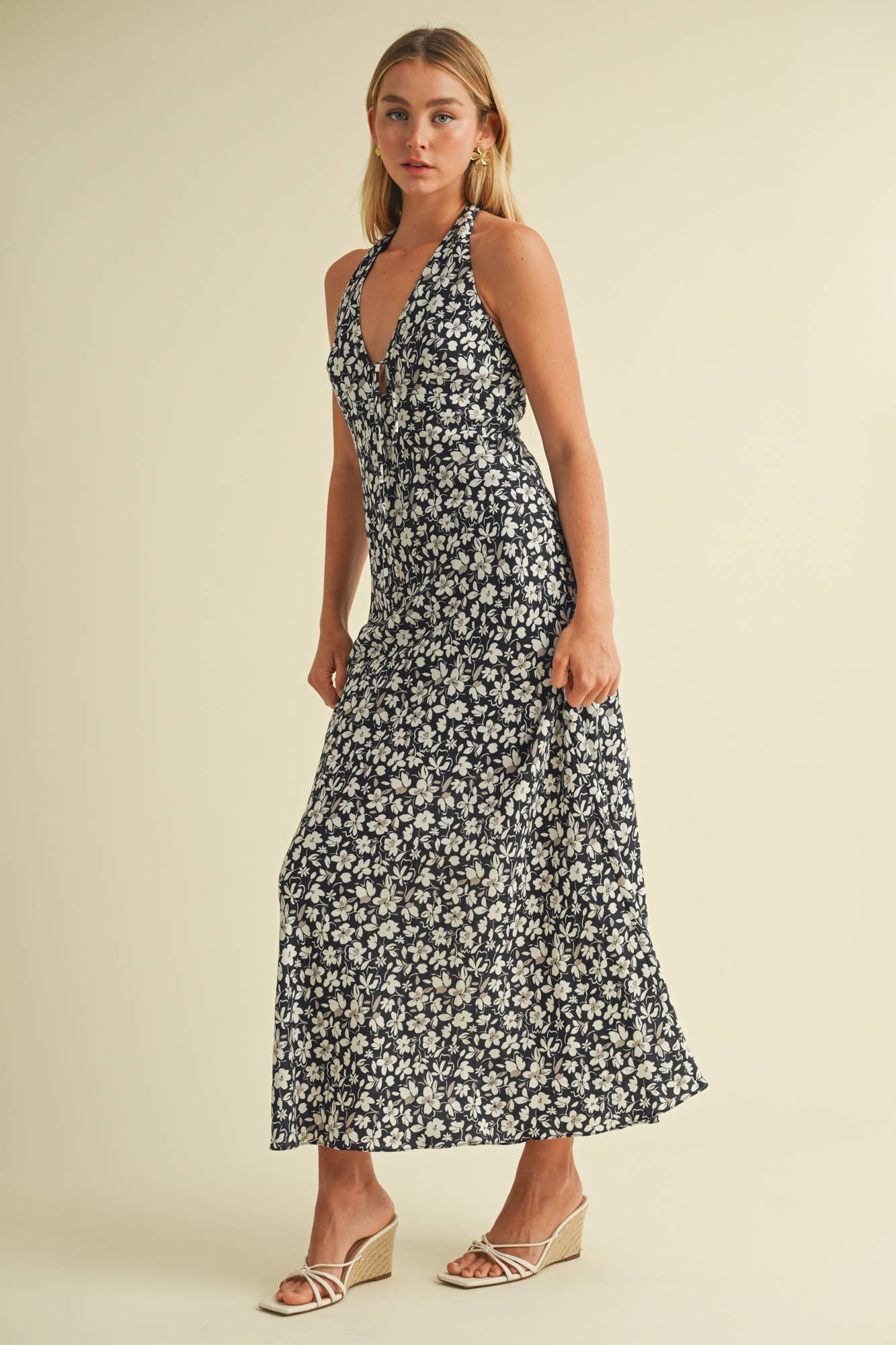 PRINTED HALTER NECK TIE DRESS: GRAPHITE / S25342UGK
