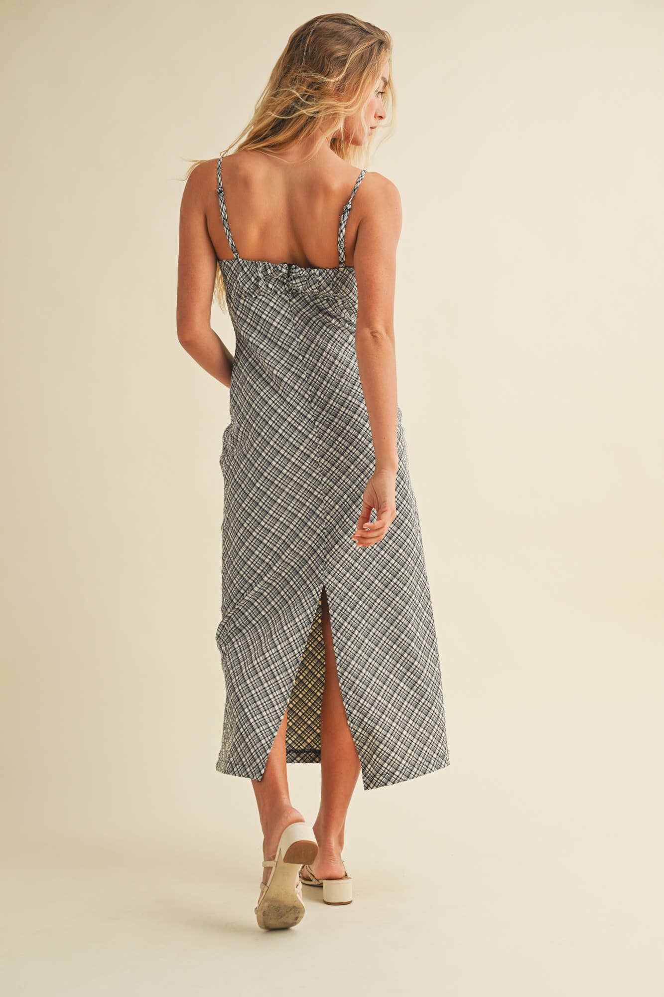 TEXTURED PLAID DRAWSTRING NECK MIDI DRESS: Black / S25182