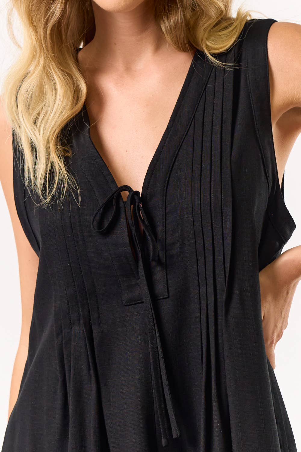 ILR5040 V-NECK FRONT TIE SLEEVELESS ROMPER: OFF WHITE / MEDIUM