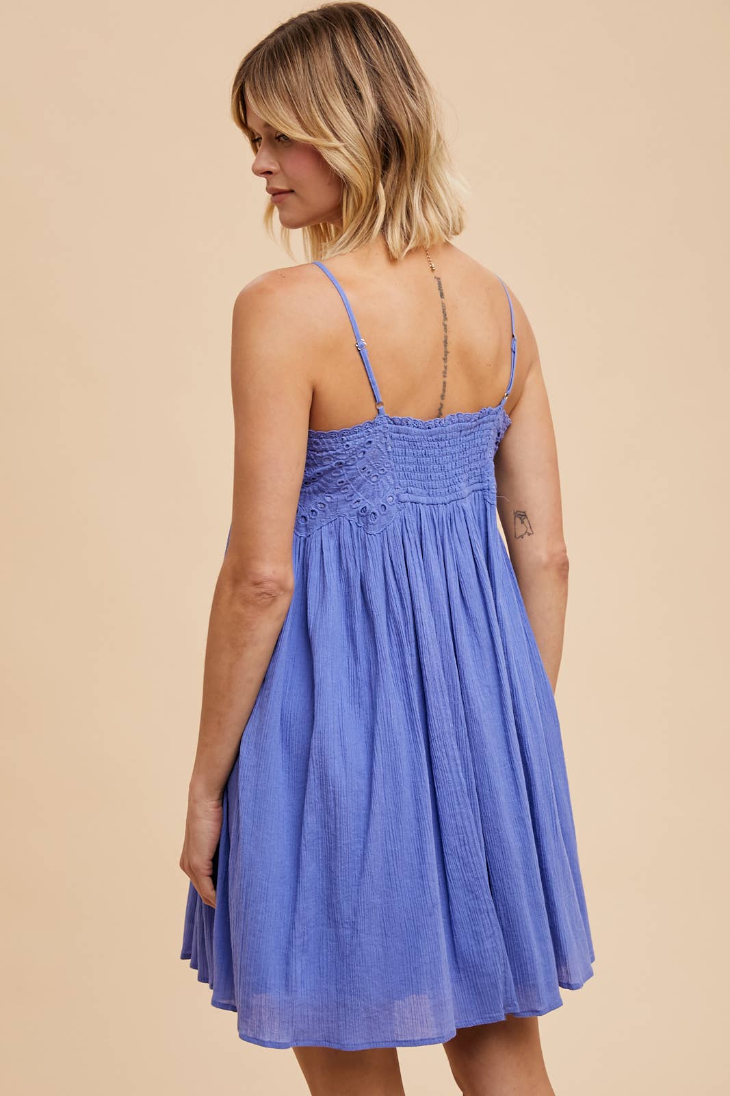 ILD5675 EYELET BABYDOLL MINI DRESS: OFF-WHITE
