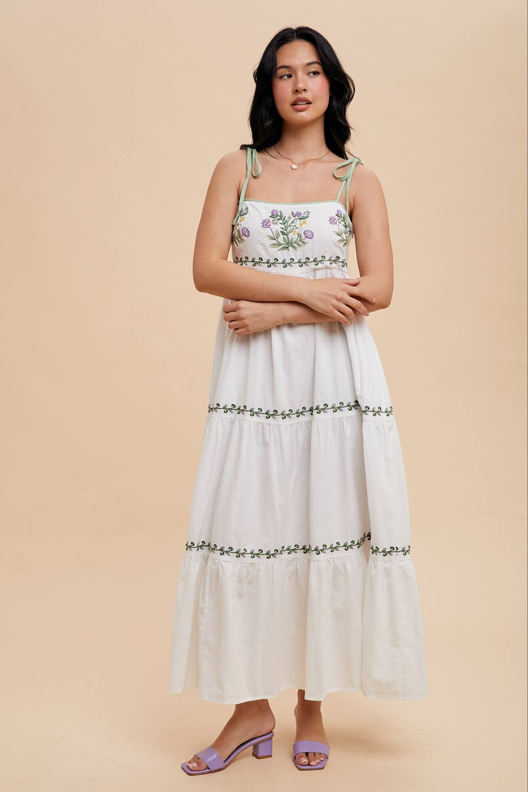 EMBROIDERED TIERED MAXI DRESS: Off-White / ILD6175