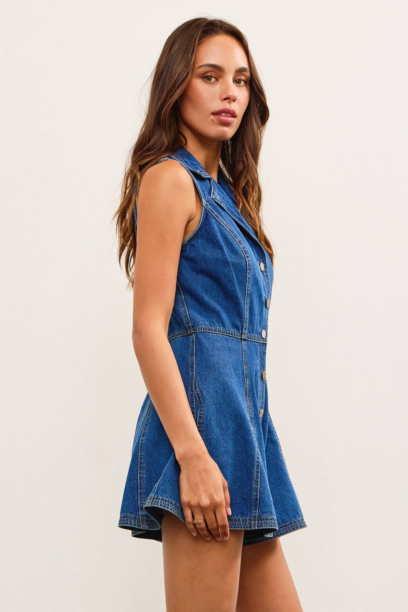 LAPEL COLLAR SLEEVELESS FLOUNCE DENIM ROMPER: WASHED DENIM / DS0891