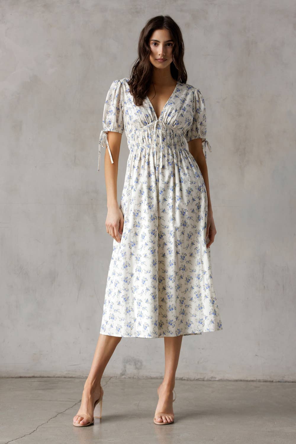 JD7575-IVORY BLUE FLORAL MIDI DRESS: IVORY/BLUE FL