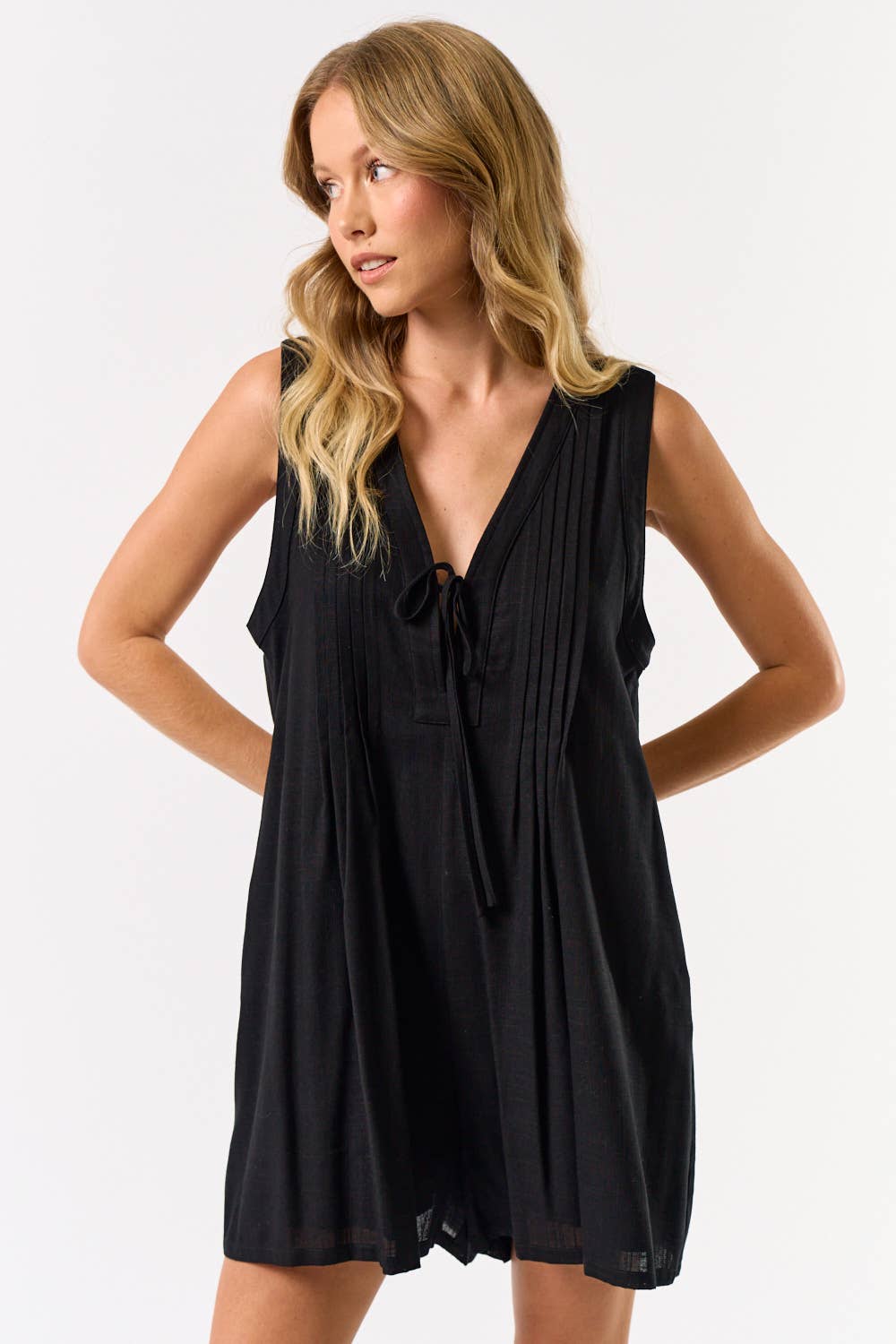 ILR5040 V-NECK FRONT TIE SLEEVELESS ROMPER: OFF WHITE / MEDIUM