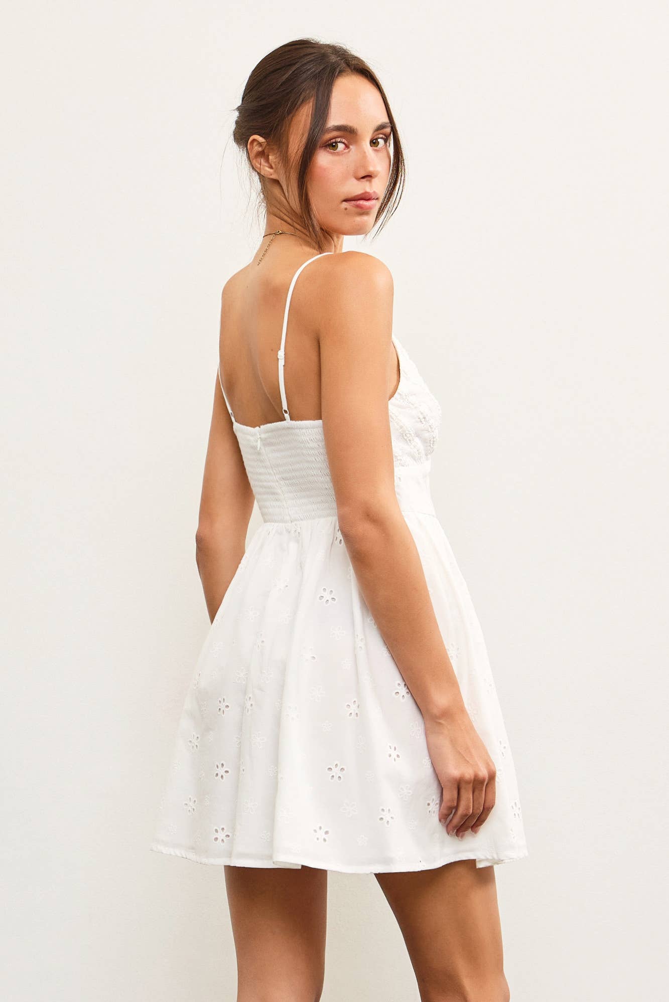 EYELET DETAIL MINI DRESS: White / S24381
