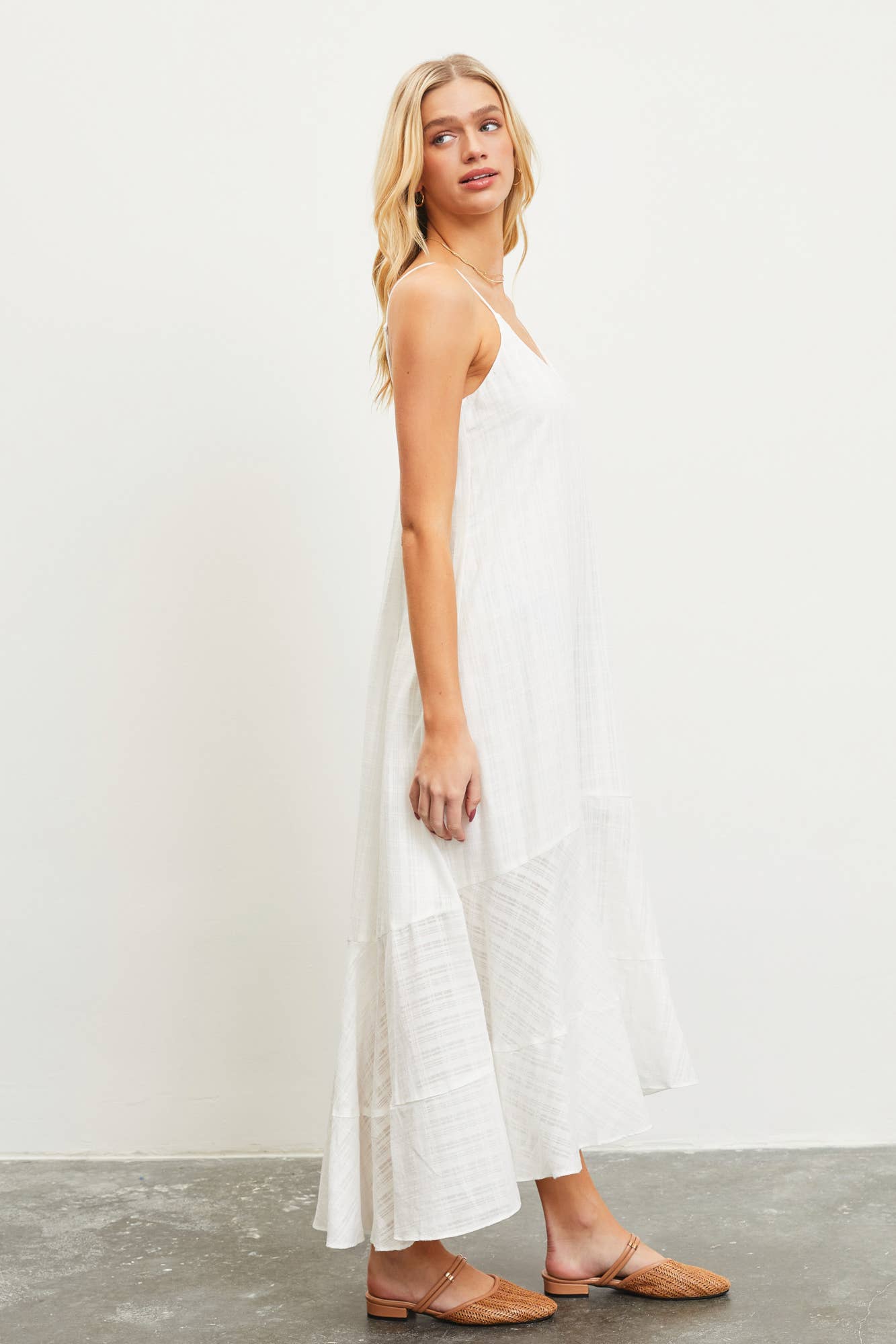 BUTTON BACK DETAIL CAMI DRESS: OFF WHITE / S23135