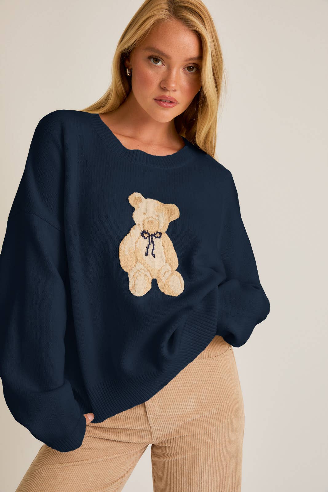 LONG SLEEVE CREW NECK TEDDY BEAR GRAPHIC SWEATER: White / IWT5160
