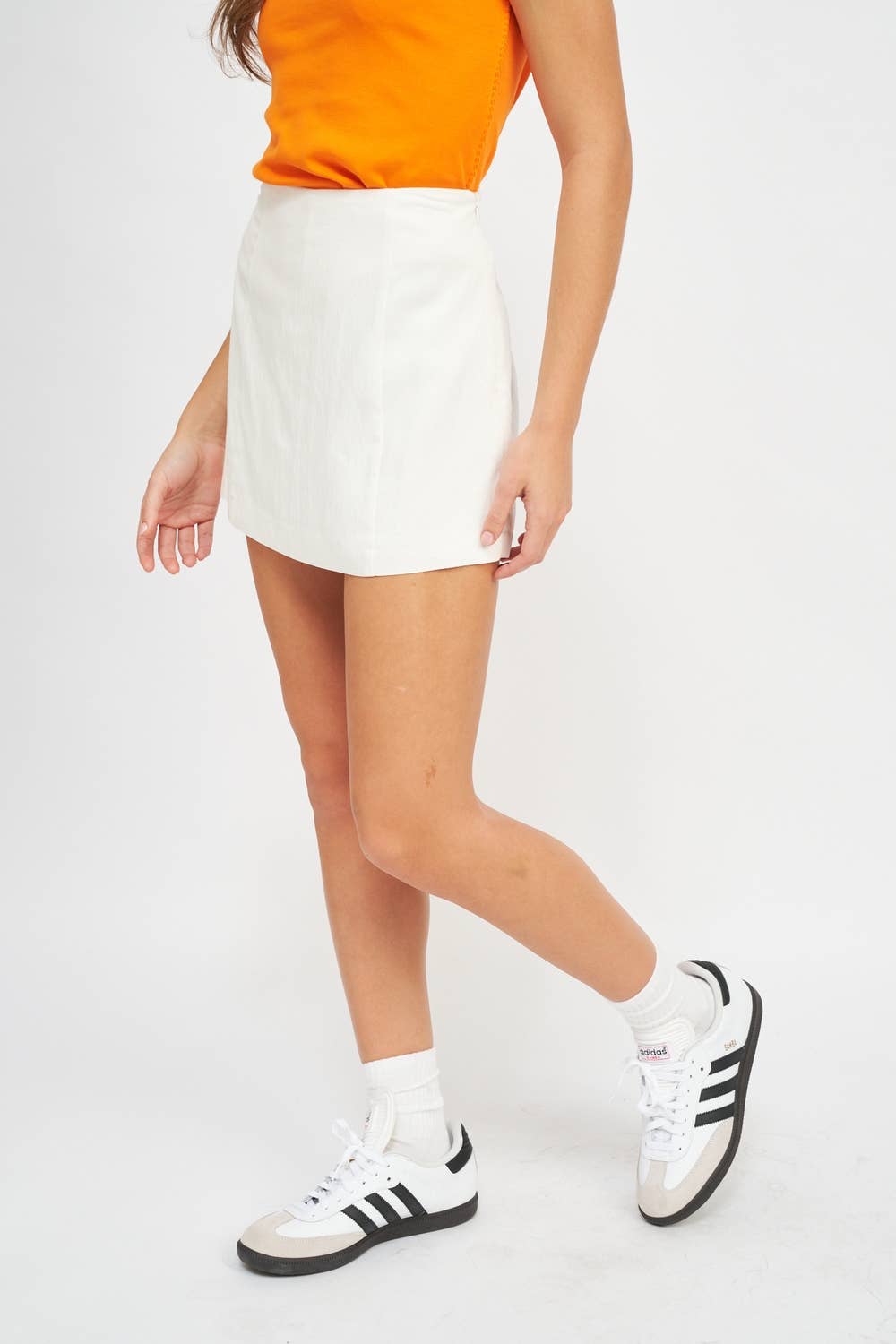 HIGH WAIST PLEATED MINI SKORT: WHITE / IMC8397S