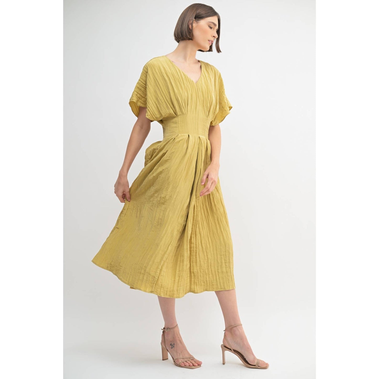 TEXTURE WOVEN V NECK PLEAT DETAIL MIDI DRESS: FAWN / FD67945_1
