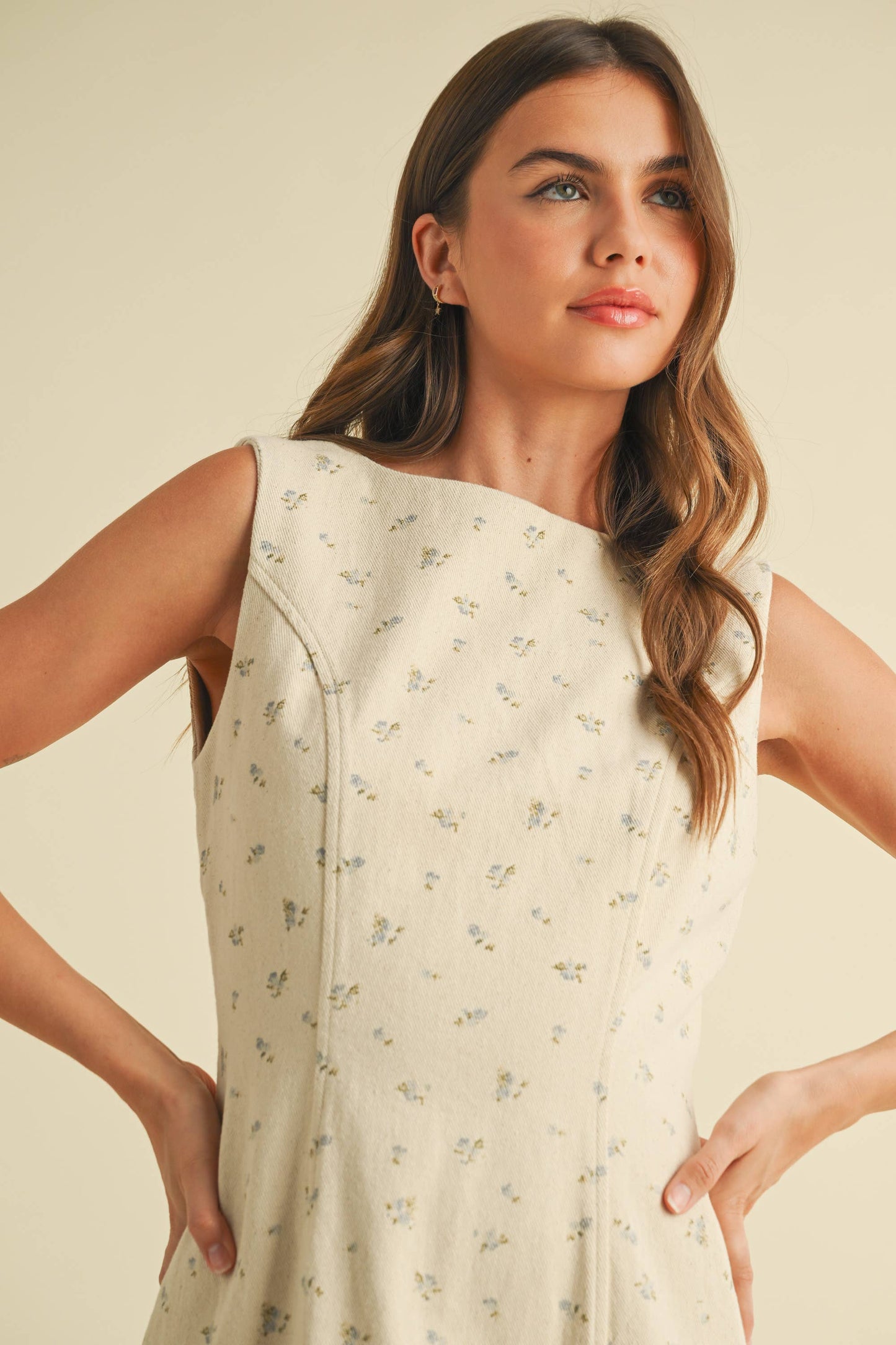 ID9329 DITSY FLORAL PRINTED DENIM SLEEVELESS MINI DRESS: NATURAL