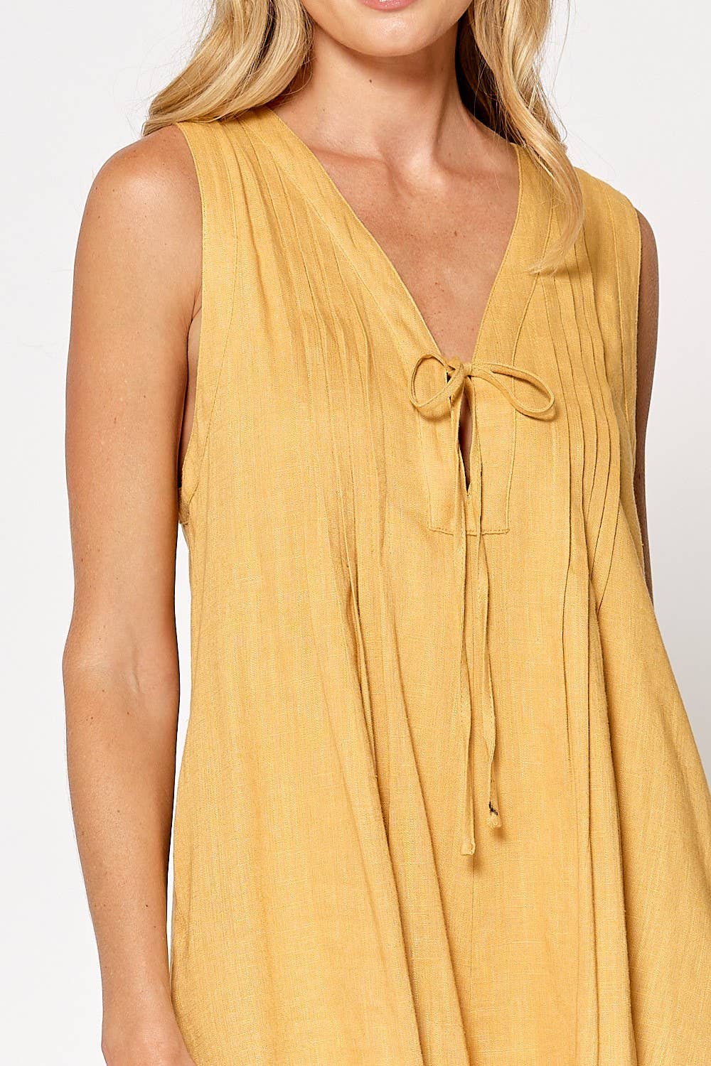 ILR5040 V-NECK FRONT TIE SLEEVELESS ROMPER: OFF WHITE / MEDIUM