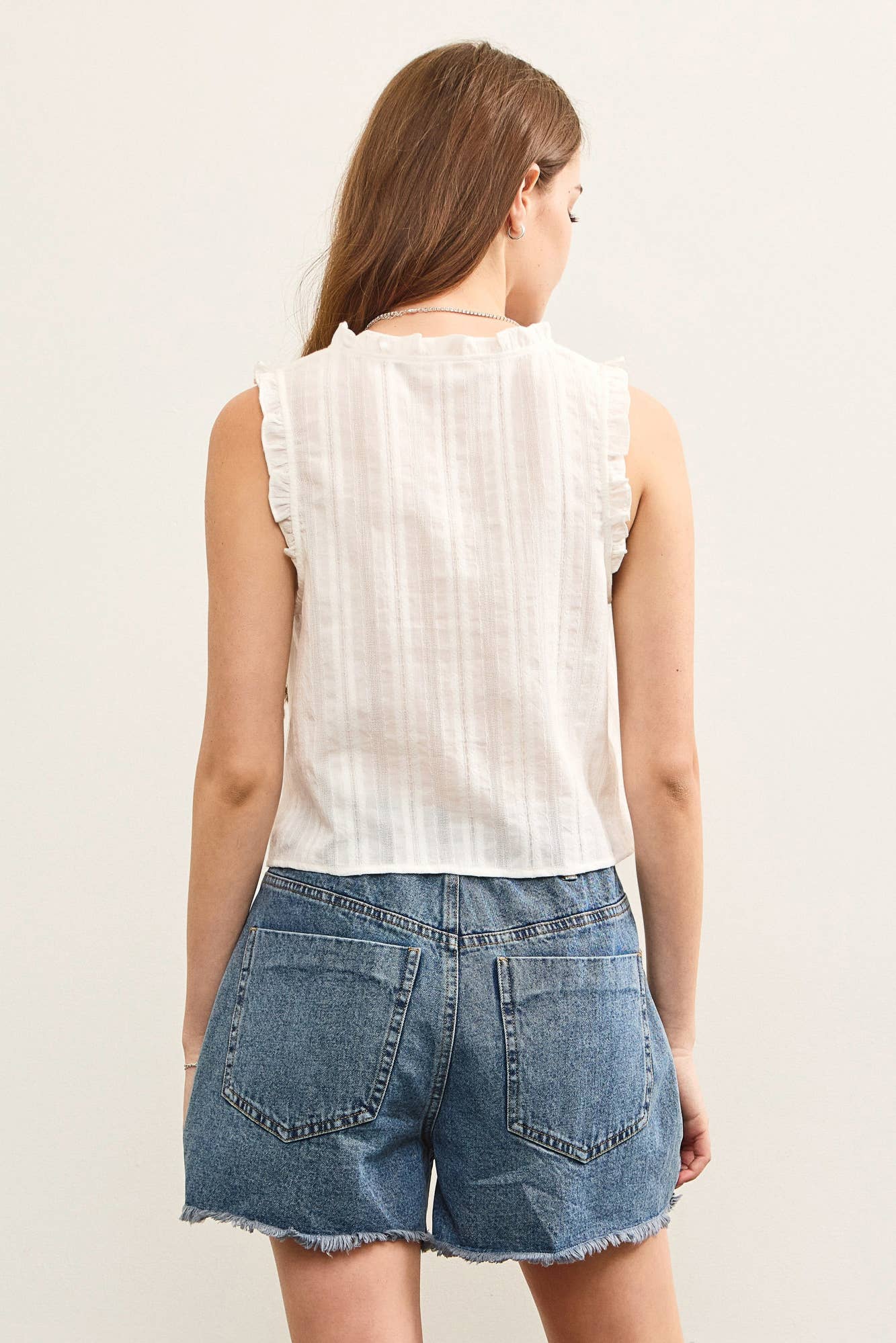 RUFFLED V NECK BUTTON CLOSURE TOP: White / S24759