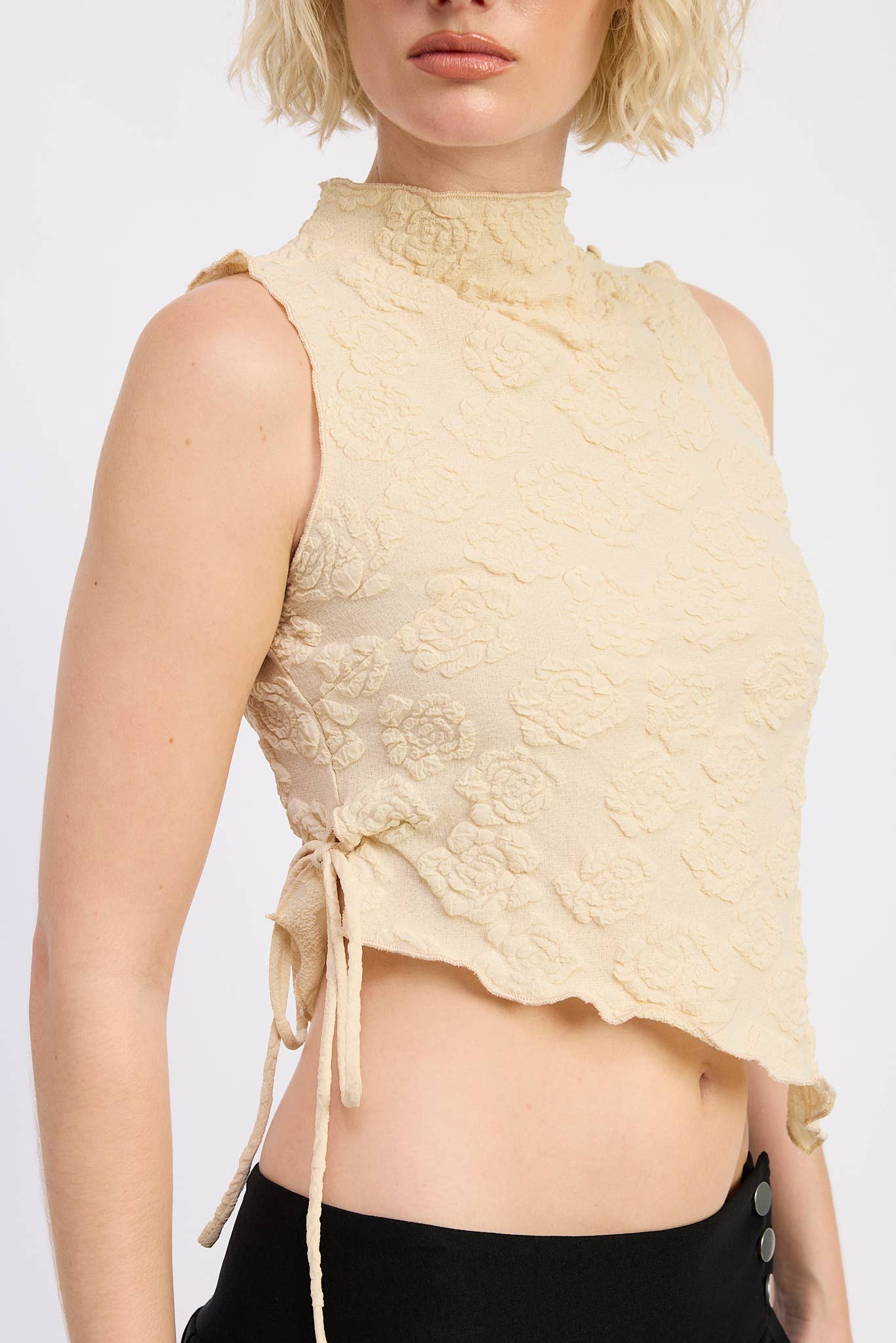 MOCK NECK SLEEVELESS TOP WITH SIDE TIE: BLACK / IPG3229T