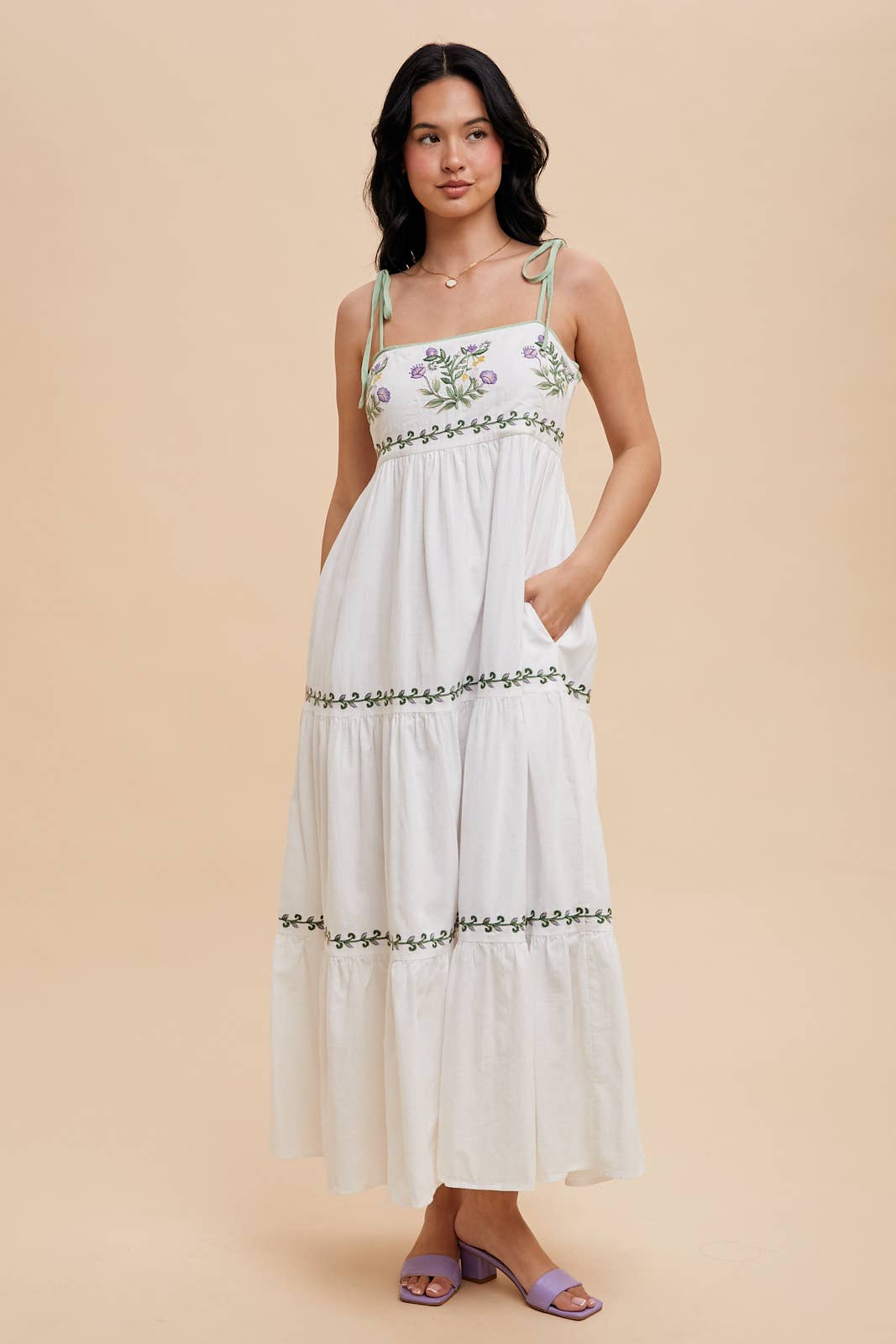 EMBROIDERED TIERED MAXI DRESS: Off-White / ILD6175