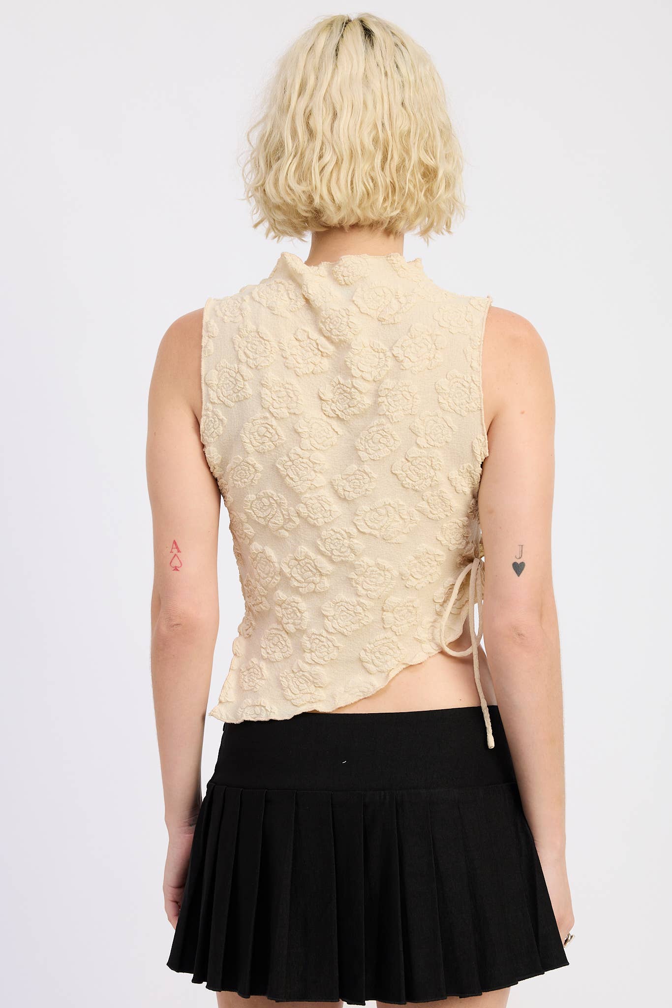 MOCK NECK SLEEVELESS TOP WITH SIDE TIE: BLACK / IPG3229T