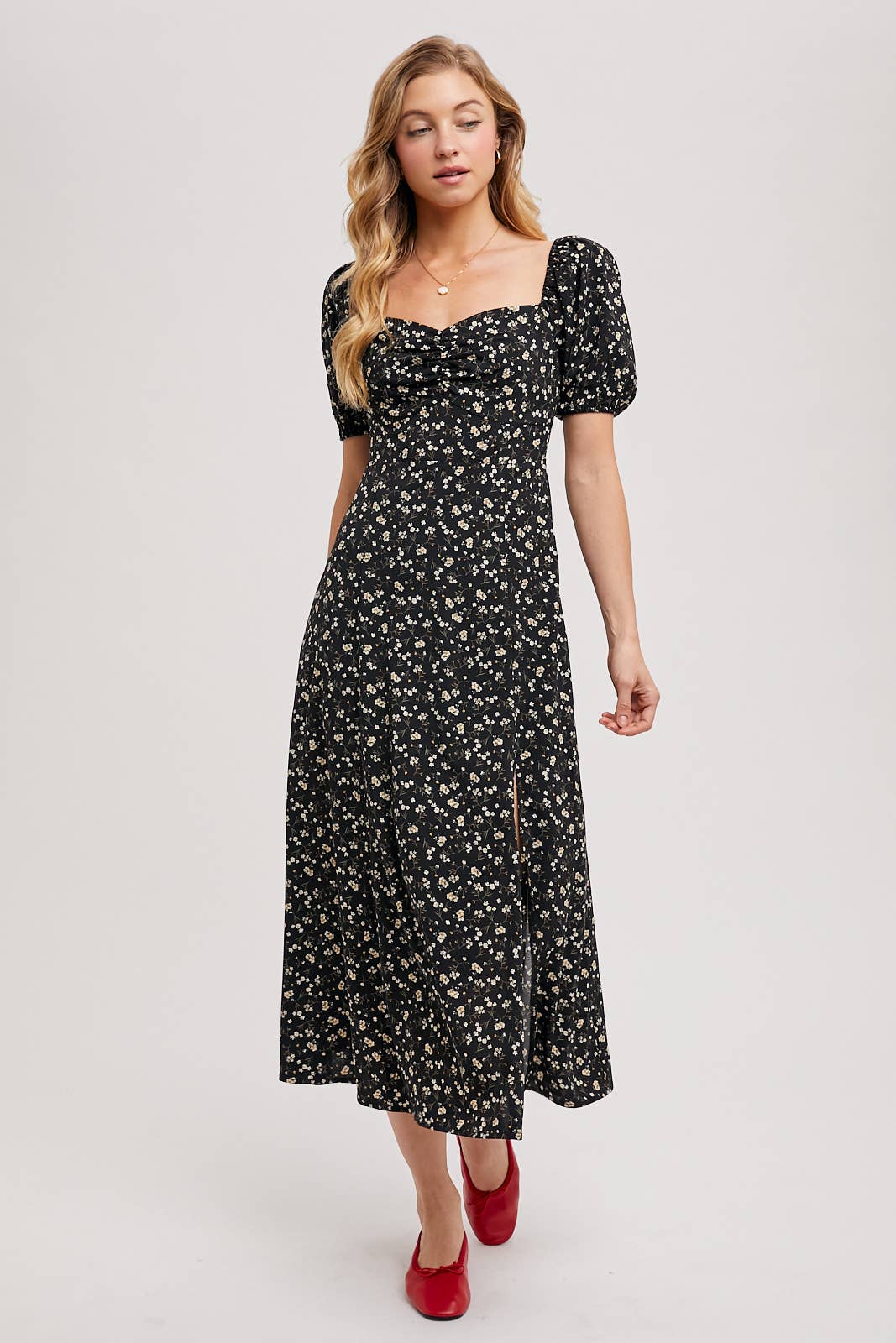 DITSY FLORAL PRINT SWEETHEART NECKLINE MIDI DRESS: Black / D02767