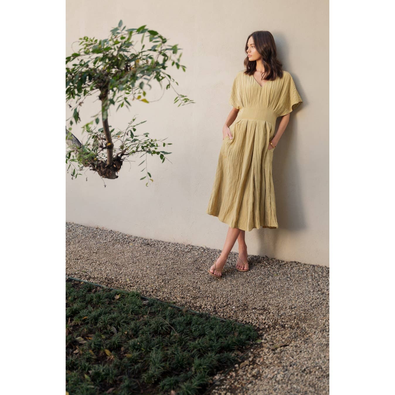 TEXTURE WOVEN V NECK PLEAT DETAIL MIDI DRESS: FAWN / FD67945_1