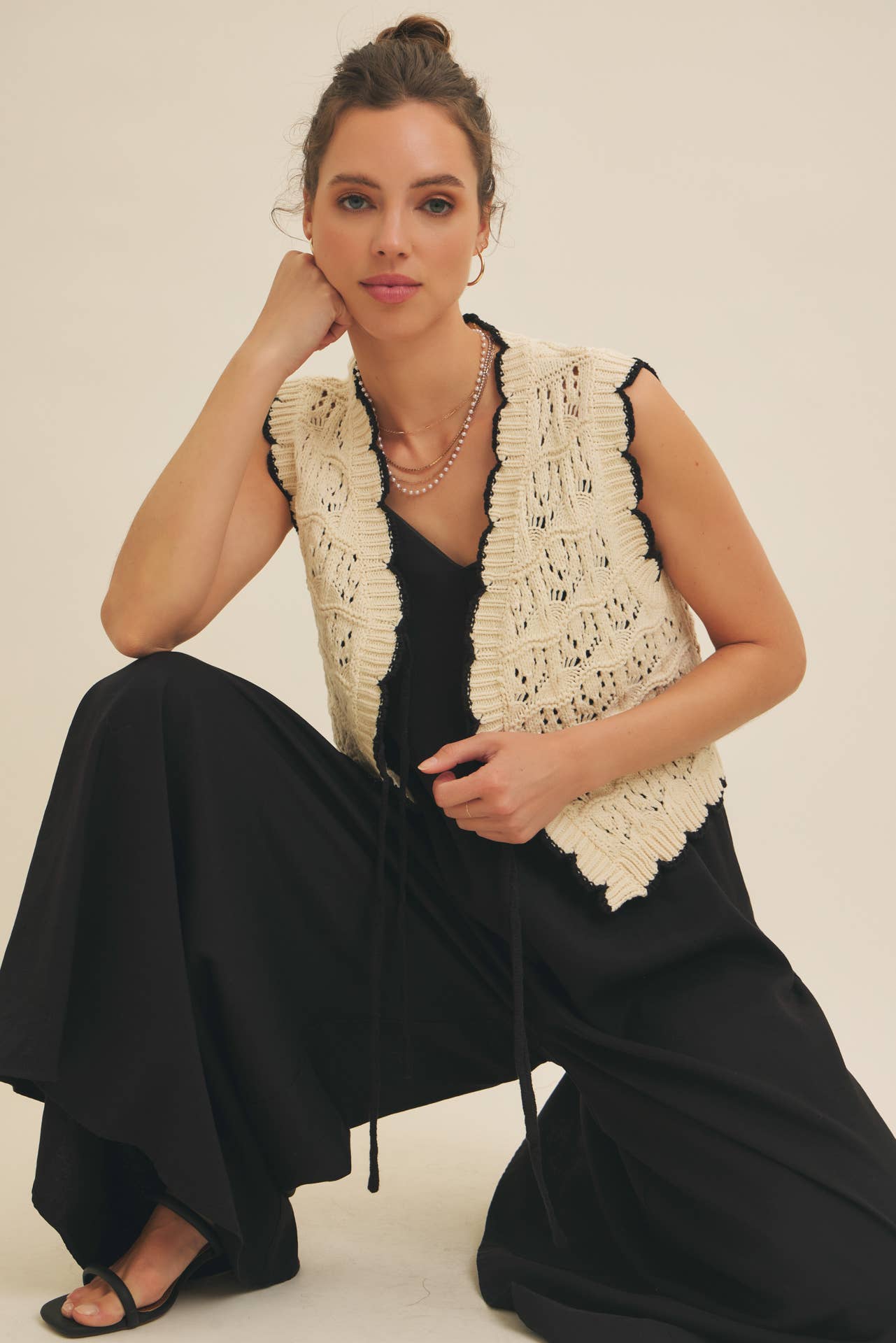 CROCHET SWEATER VEST WITH SCALLOP AND BOW DETAILS: NATURAL/BLACK / 1719SW