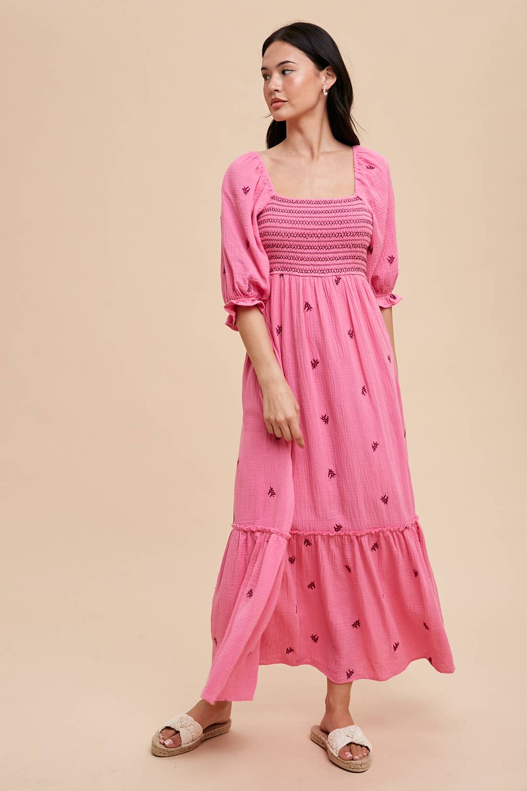 EMBROIDERED COTTON GAUZE SMOCKED DRESS: OFF WHITE / ILD5490