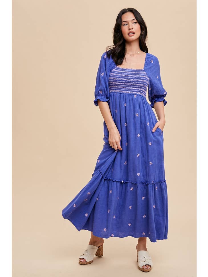 EMBROIDERED COTTON GAUZE SMOCKED DRESS: OFF WHITE / ILD5490