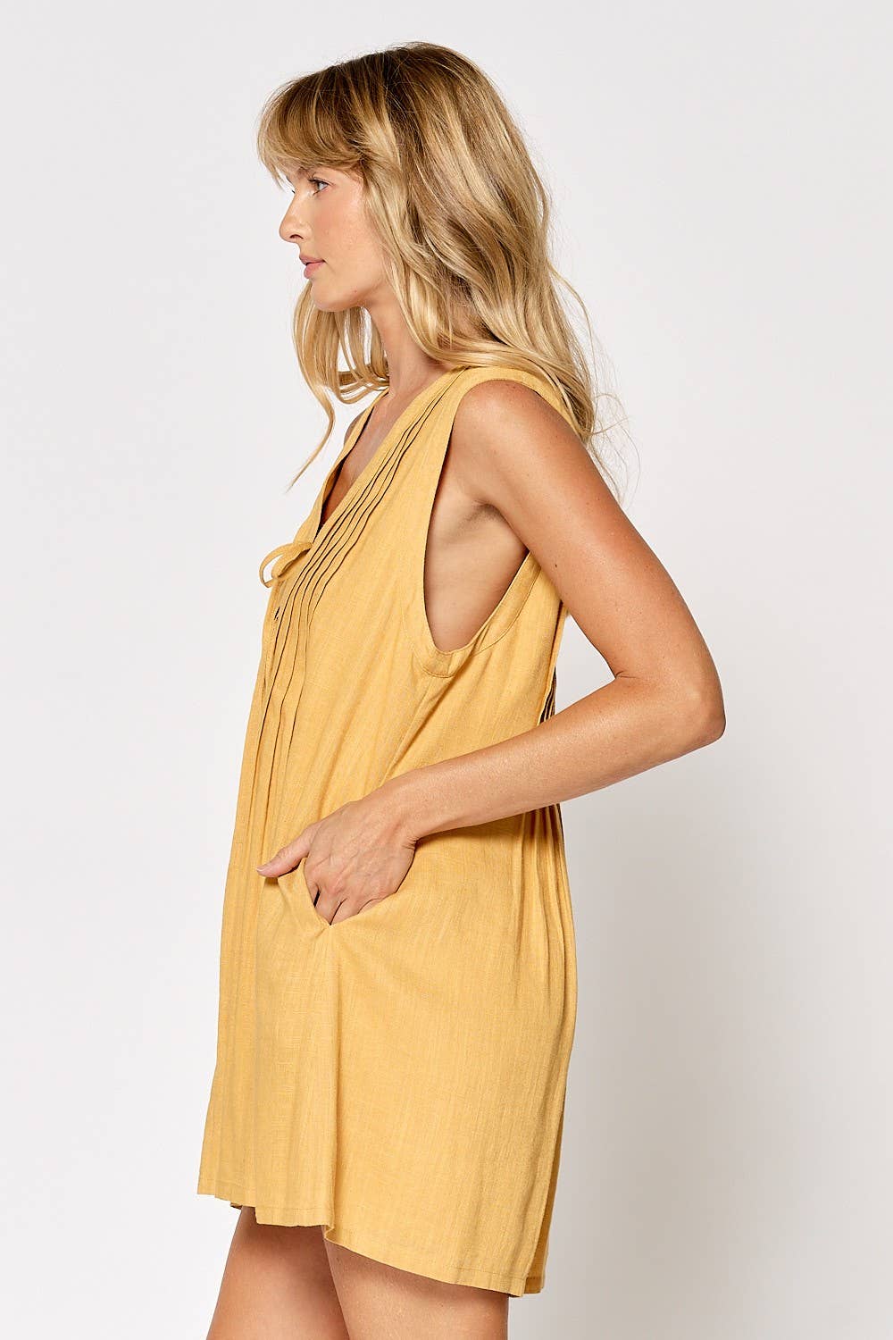 ILR5040 V-NECK FRONT TIE SLEEVELESS ROMPER: OFF WHITE / MEDIUM