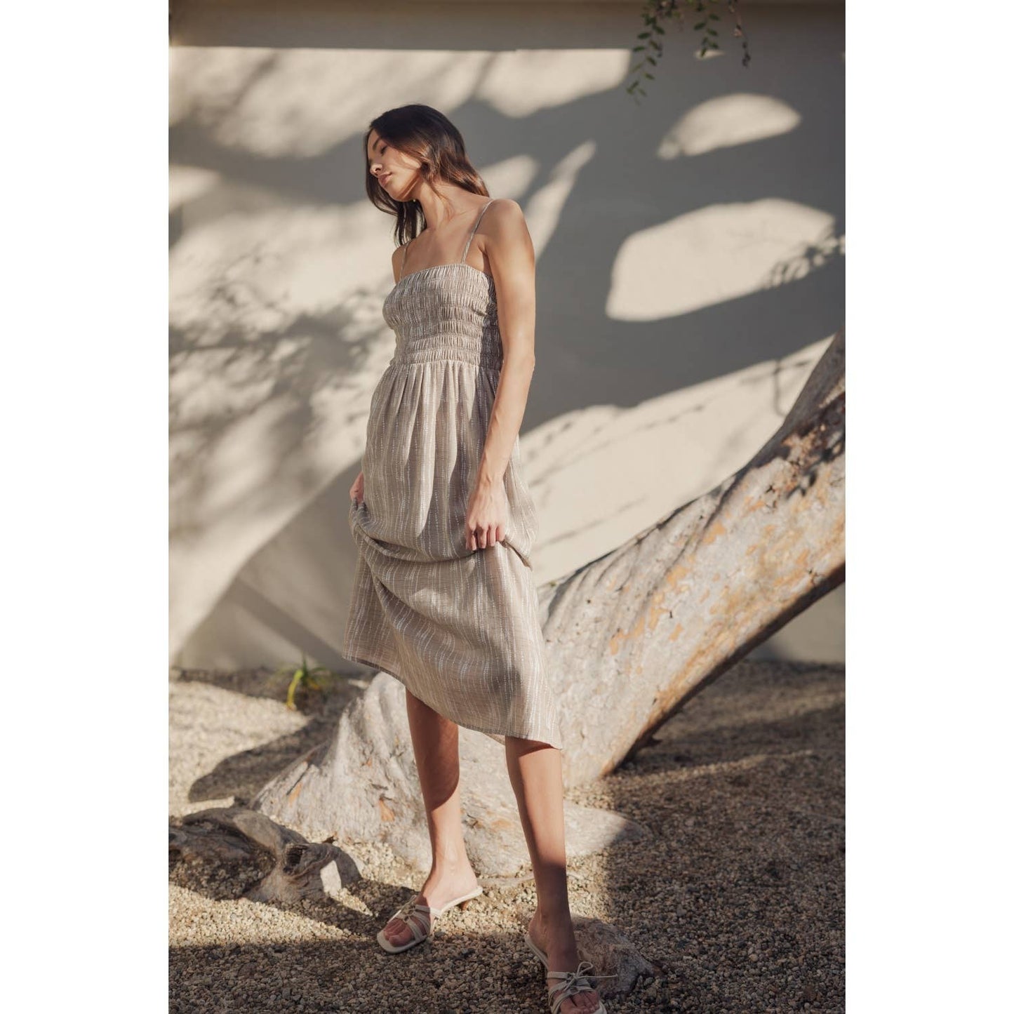ABSTRACT PRINT SMOCKING DETAIL MIDI DRESS: Taupe / FD67696_1