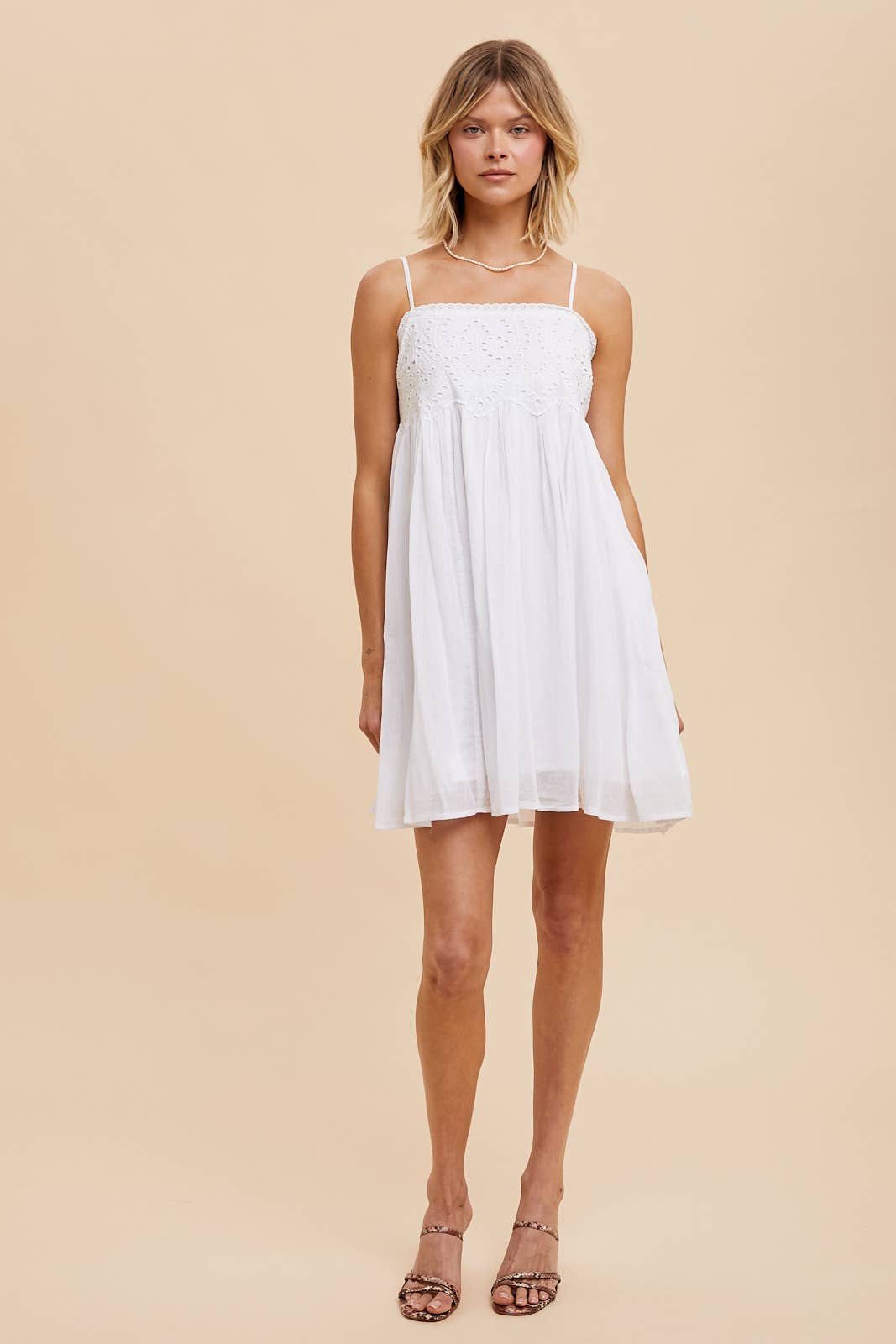 ILD5675 EYELET BABYDOLL MINI DRESS: OFF-WHITE