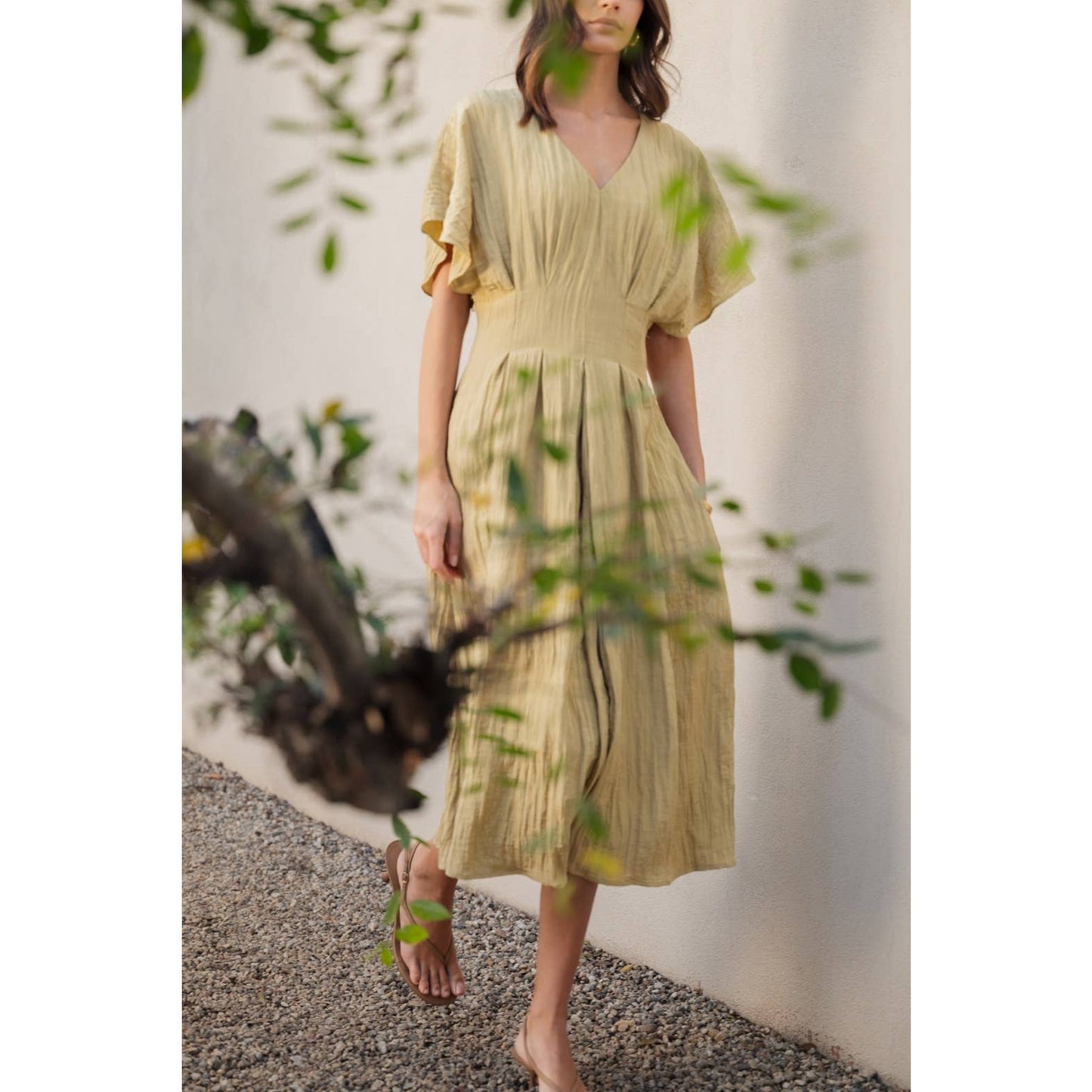 TEXTURE WOVEN V NECK PLEAT DETAIL MIDI DRESS: FAWN / FD67945_1