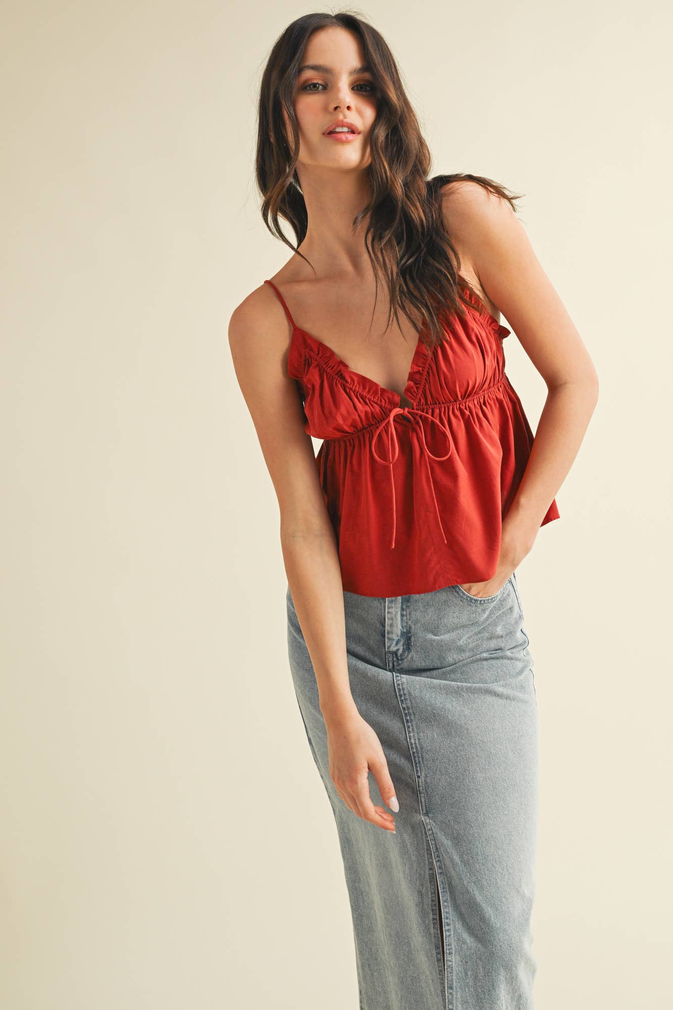 ELASTIC RUFFLE V NECK TIED CAMI TOP: Black / S24612