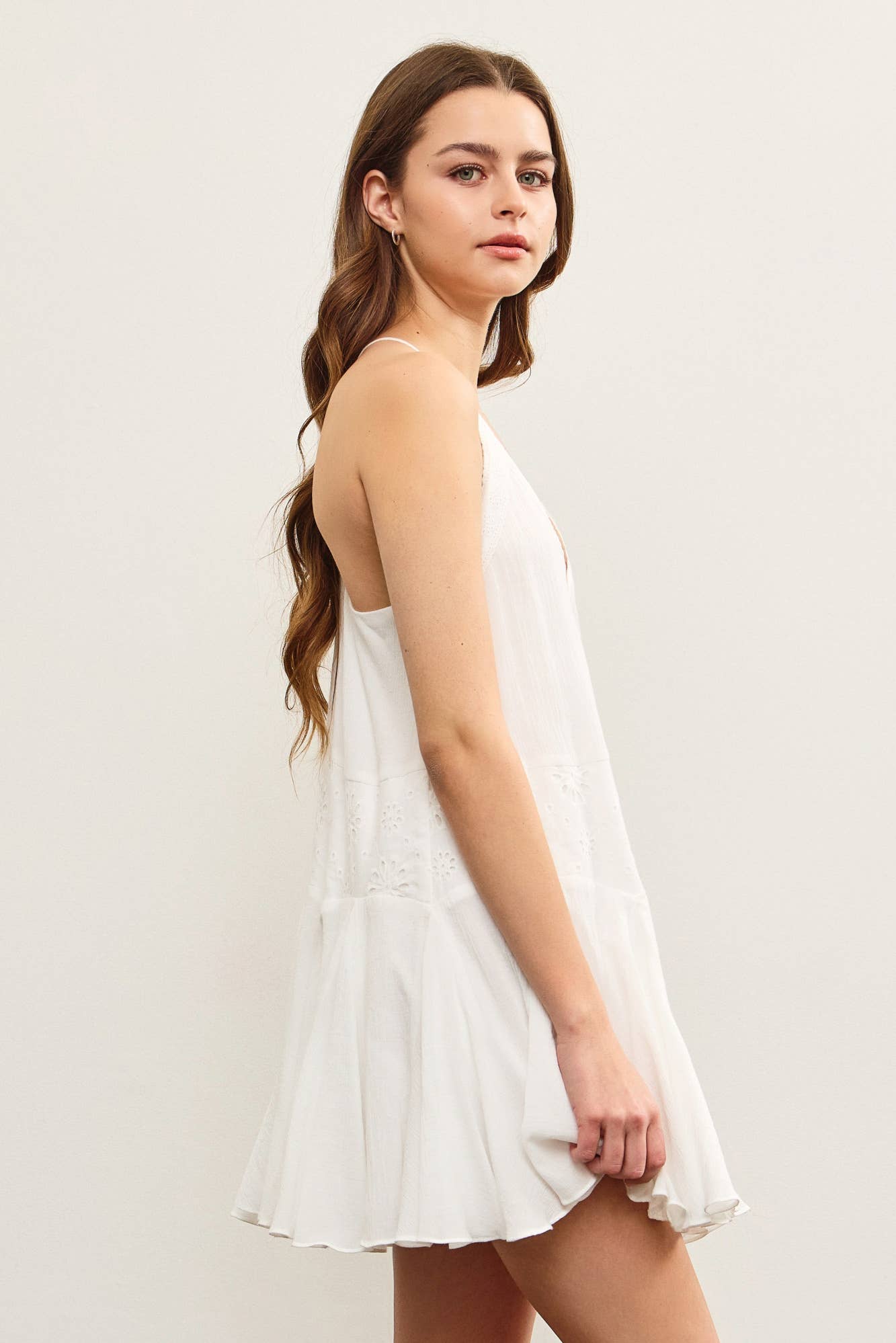 EYELET LACE V NECK OPEN PLEATS HEM CAMI DRESS: White / S22899