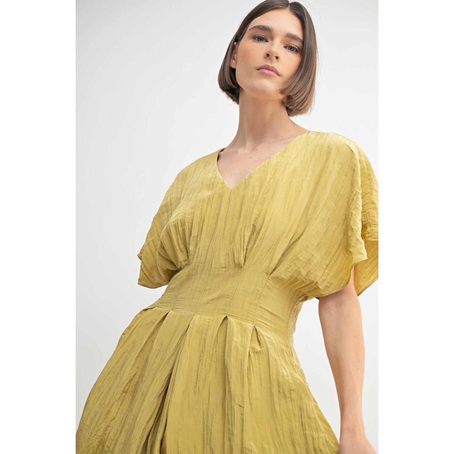 TEXTURE WOVEN V NECK PLEAT DETAIL MIDI DRESS: FAWN / FD67945_1