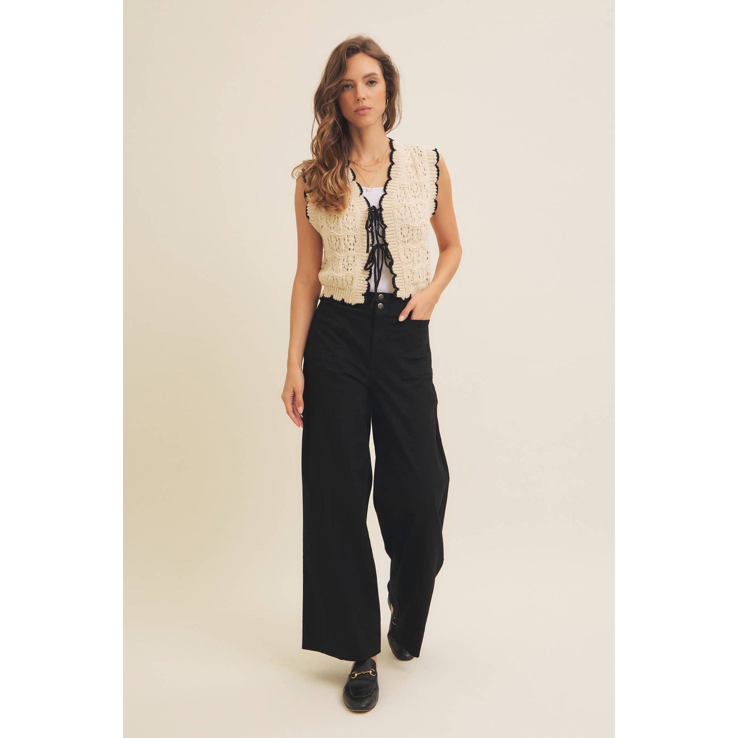 CROCHET SWEATER VEST WITH SCALLOP AND BOW DETAILS: NATURAL/BLACK / 1719SW