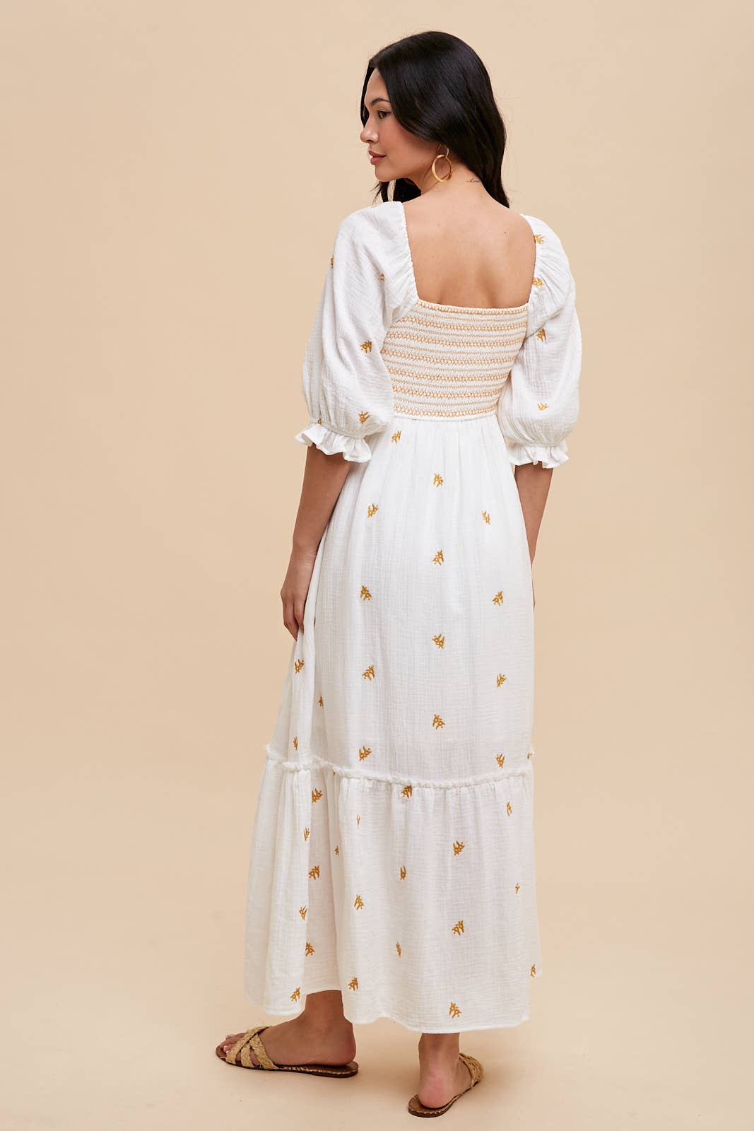 EMBROIDERED COTTON GAUZE SMOCKED DRESS: OFF WHITE / ILD5490
