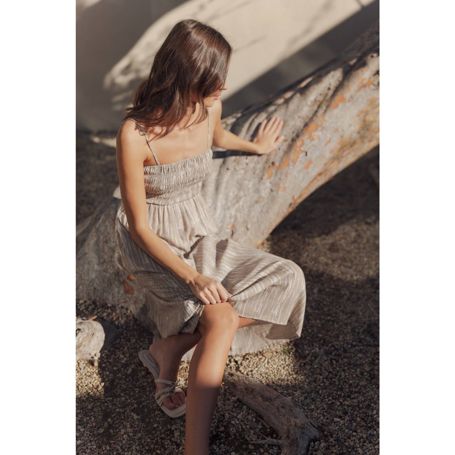 ABSTRACT PRINT SMOCKING DETAIL MIDI DRESS: Taupe / FD67696_1
