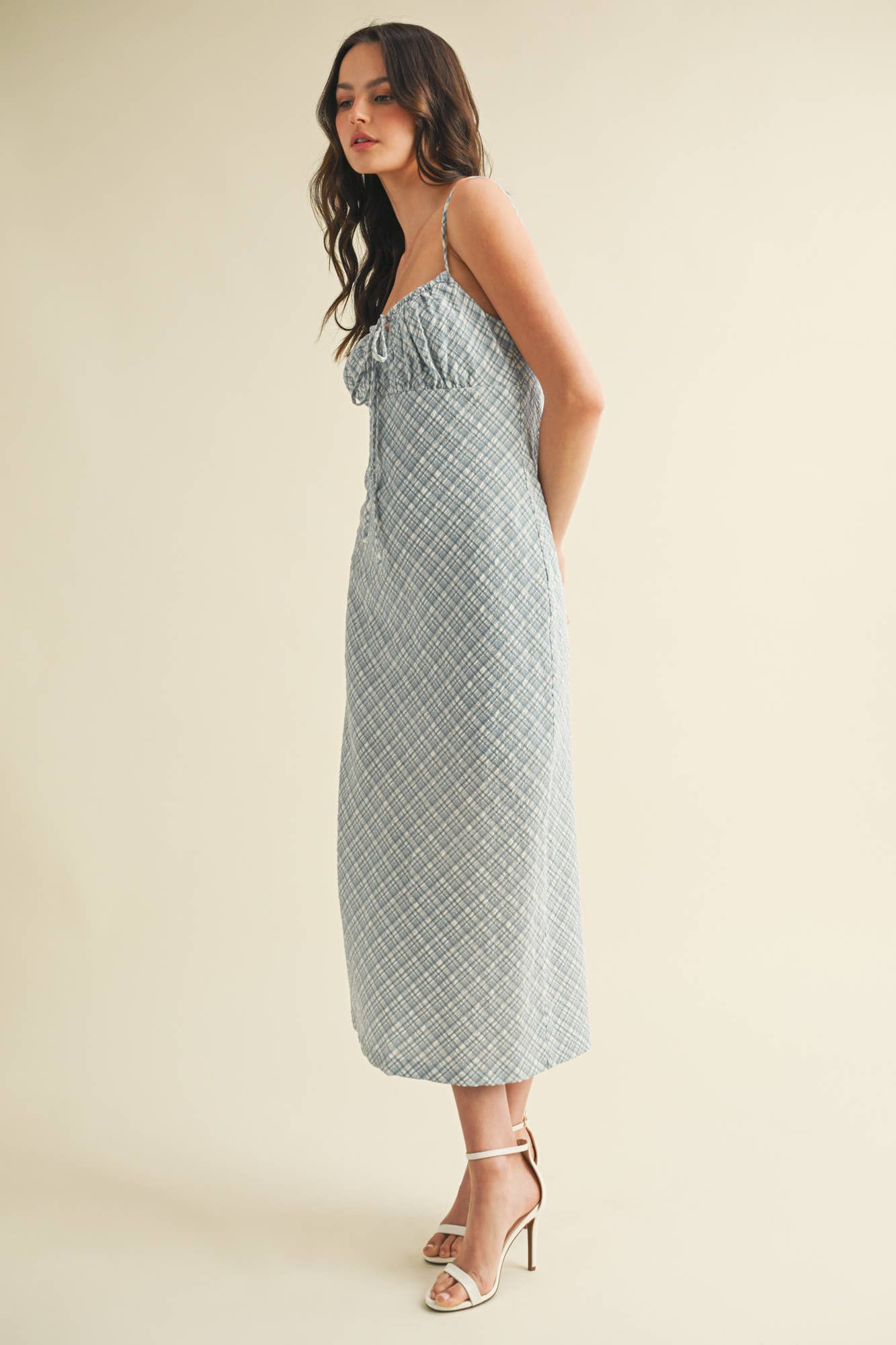 TEXTURED PLAID DRAWSTRING NECK MIDI DRESS: Black / S25182