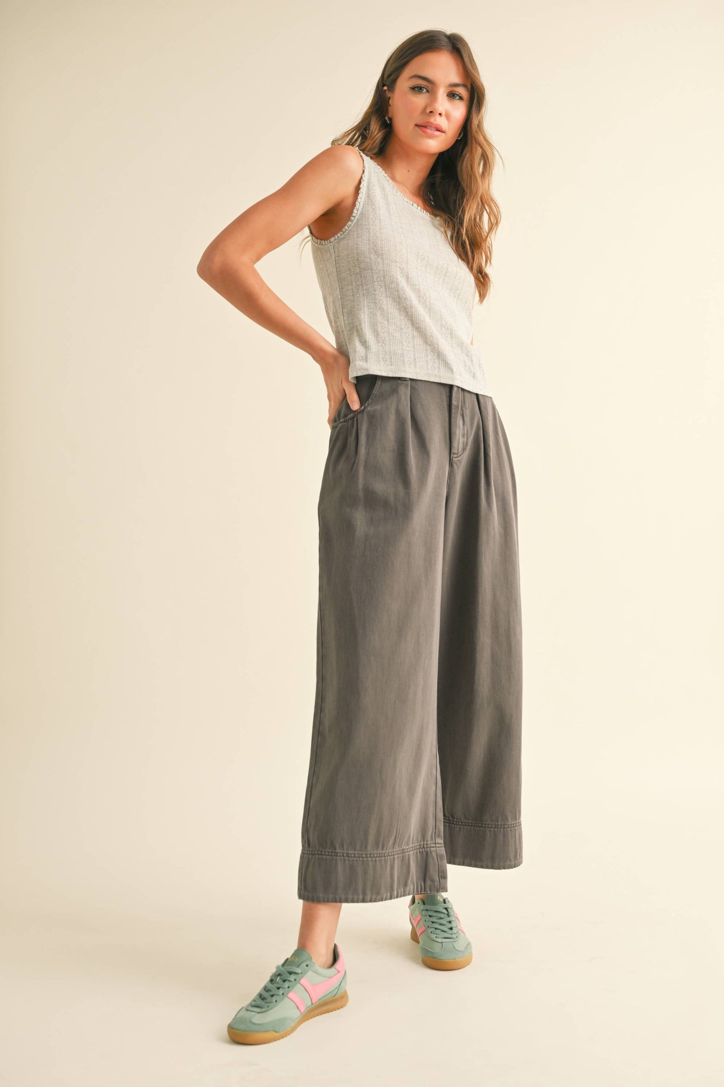 P4093 LOOSE FIT PLEATED WAIST COTTON PANTS: Beige